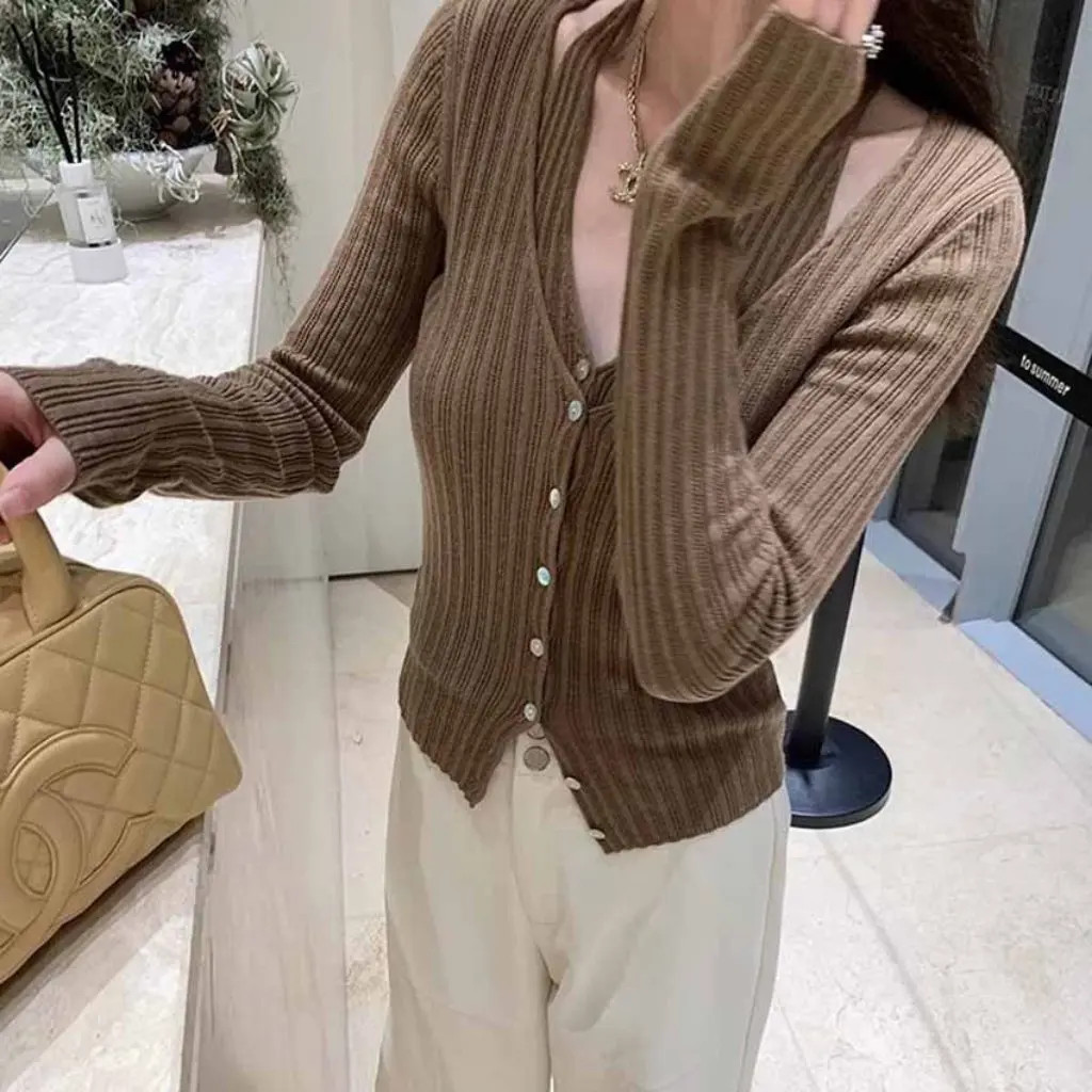 Women's V-Neck Long-Sleeved Knitted Cardigan Jacket Slim Fit Pure Style Top for Early Autumn Simple And Beautiful Design
Women's V-Neck Long-Sleeved Knitted Cardigan Jacket Slim Fit Pure Style Top for Early Autumn Simple And Beautiful Design