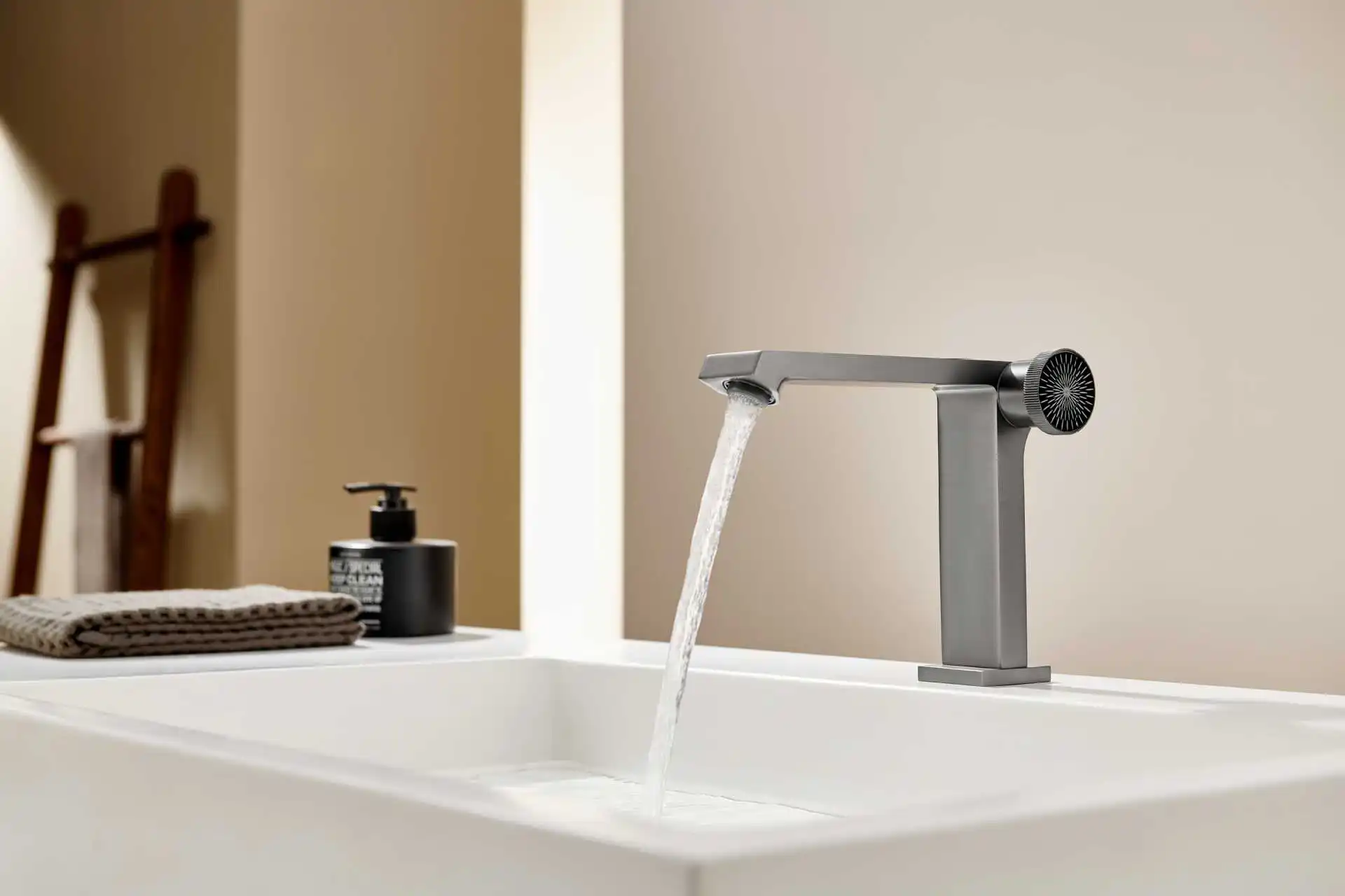 Modern basin faucet chrome gold black deck installation single handle faucet hot and cold water mixer bathroom sink brass faucet 
Modern basin faucet chrome gold black deck installation single handle faucet hot and cold water mixer bathroom sink brass faucet