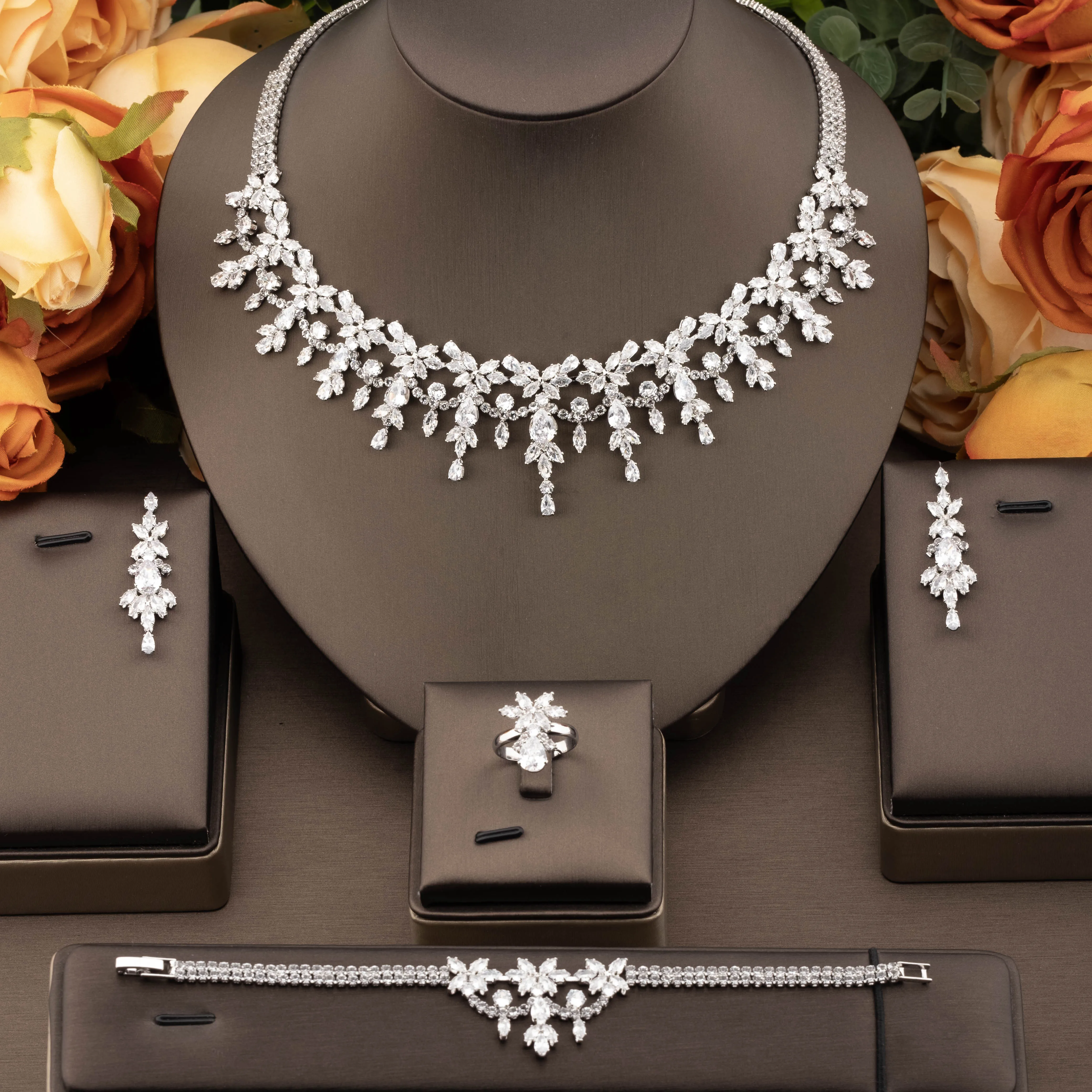 1 Set of Luxurious and Elegant Jewelry Set with Sparkling Cubic Zirconia in a Bouquet Design, Suitable for Women to Wear at Weddings and Banquets. Gift Box Not Included
1 Set of Luxurious and Elegant Jewelry Set with Sparkling Cubic Zirconia in a Bouquet Design, Suitable for Women to Wear at Weddings and Banquets. Gift Box Not Included