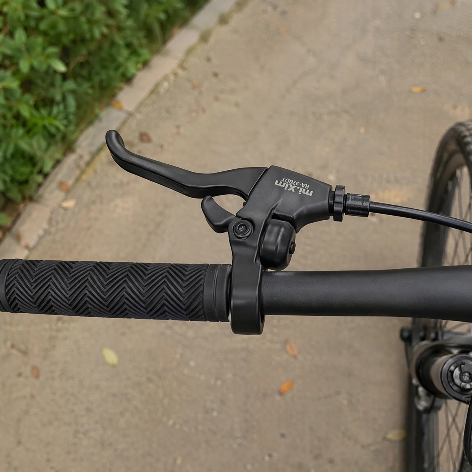 1 Pair E-Bike Brake Lever with Bell Brake Grips Cut Off Power Function for E-Bikes Electric Bicycle Scooter Accessories
1 Pair E-Bike Brake Lever with Bell Brake Grips Cut Off Power Function for E-Bikes Electric Bicycle Scooter Accessories