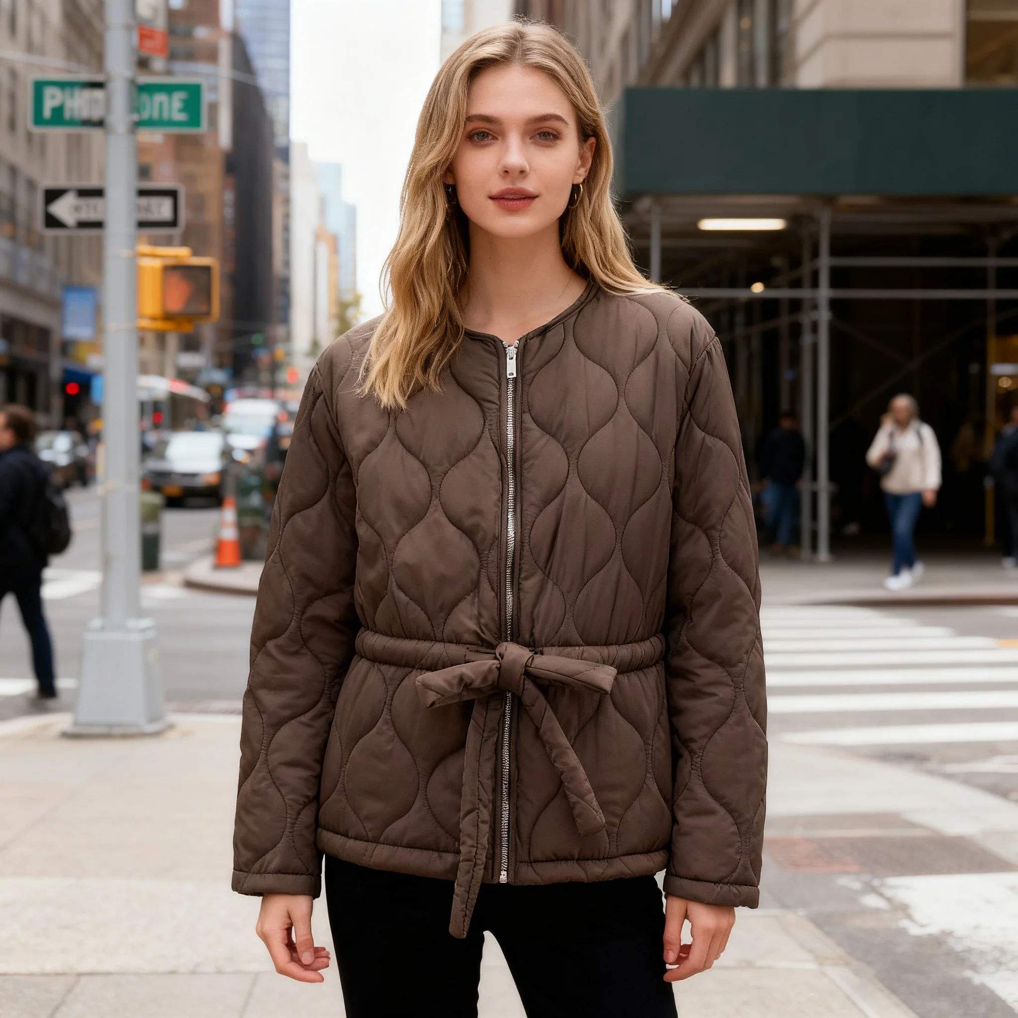 2025 модное зимнее женское хлопковое пальто в уличном стиле с ромбовидным узором, круглый вырез, пояс на шнурке, куртка на хлопковой подкладке
2025 модное зимнее женское хлопковое пальто в уличном стиле с ромбовидным узором, круглый вырез, пояс на шнурке, куртка на хлопковой подкладке