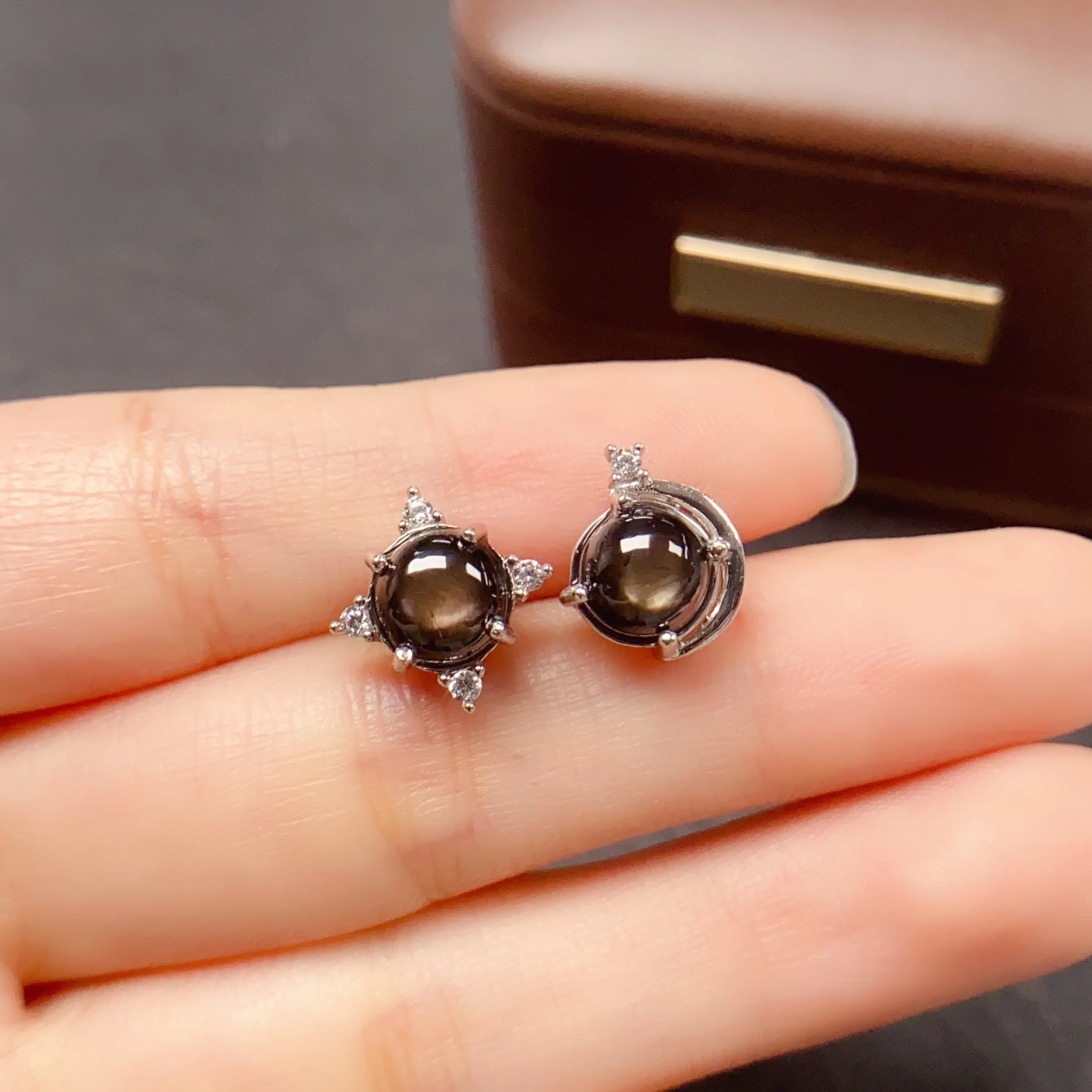 7mm Natural Star Sapphire Earrings S925 Sterling Silver Certificate Fine Fashion Asymmetry Design Charm Jewelry for Women FS
7mm Natural Star Sapphire Earrings S925 Sterling Silver Certificate Fine Fashion Asymmetry Design Charm Jewelry for Women FS