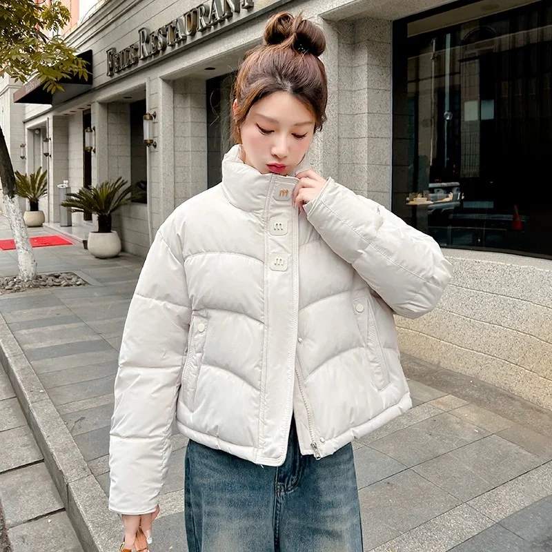 2025 New Loose Short Cotton Padded Jackets Winter Women's Stand Collar Long Sleeve Fashion Commute Bread Clothes Casual Parkas
2025 New Loose Short Cotton Padded Jackets Winter Women's Stand Collar Long Sleeve Fashion Commute Bread Clothes Casual Parkas