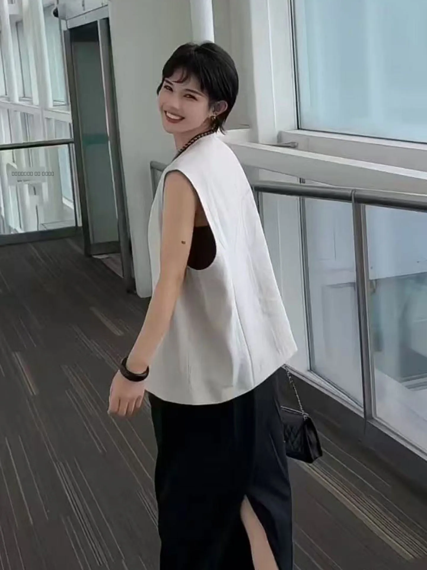 Шелковый жилет Ele Silk Svel: модный дизайн, лето 2026, кардиган с узлом спереди, топ, элитный люксовый бренд
Шелковый жилет Ele Silk Svel: модный дизайн, лето 2026, кардиган с узлом спереди, топ, элитный люксовый бренд