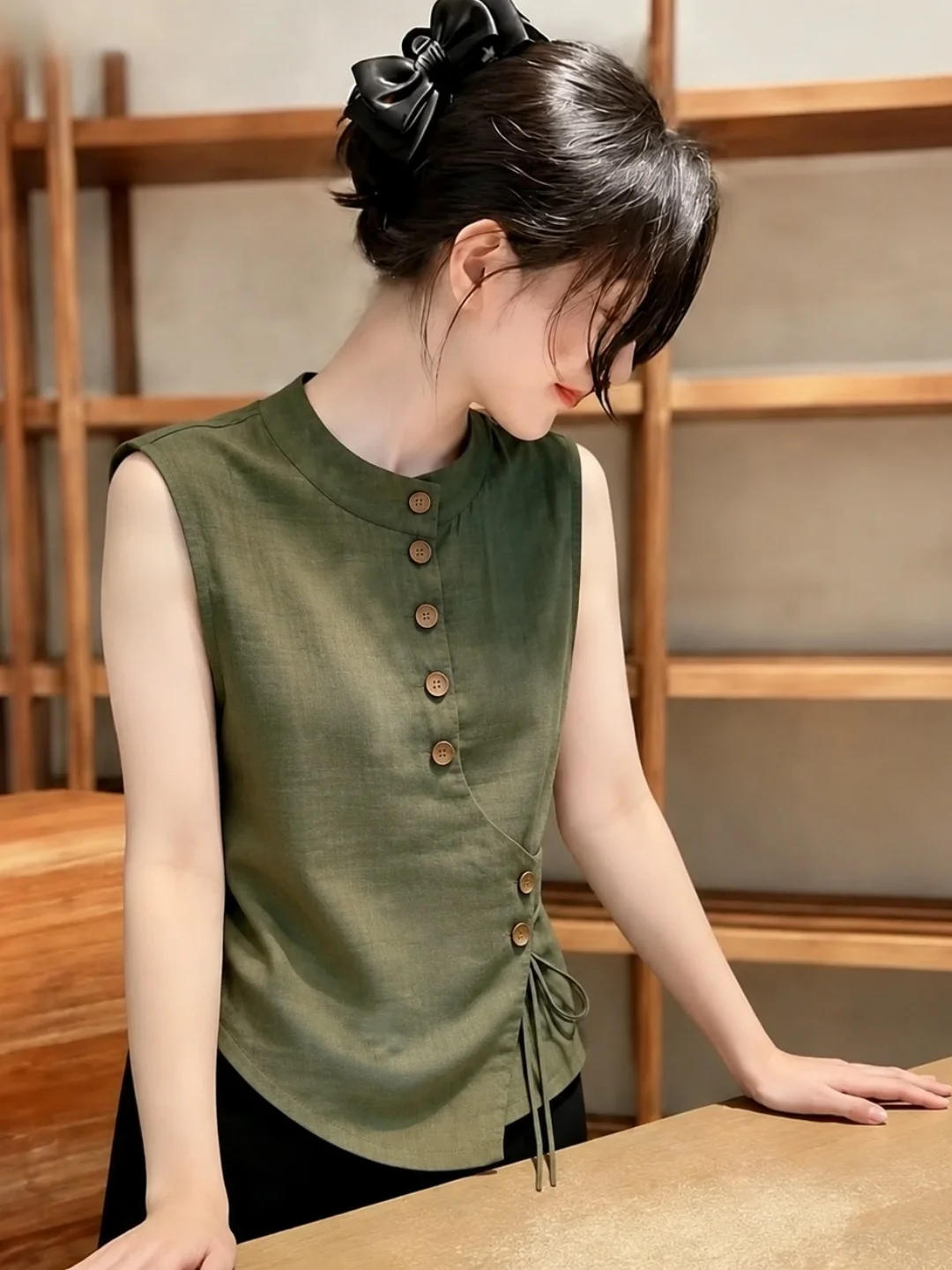 Summer Lightweight Sleeveless Vest Regular Fit Luxury Style Button Design Waist-Cinching Outerwear Trendy Top for Women
Summer Lightweight Sleeveless Vest Regular Fit Luxury Style Button Design Waist-Cinching Outerwear Trendy Top for Women
