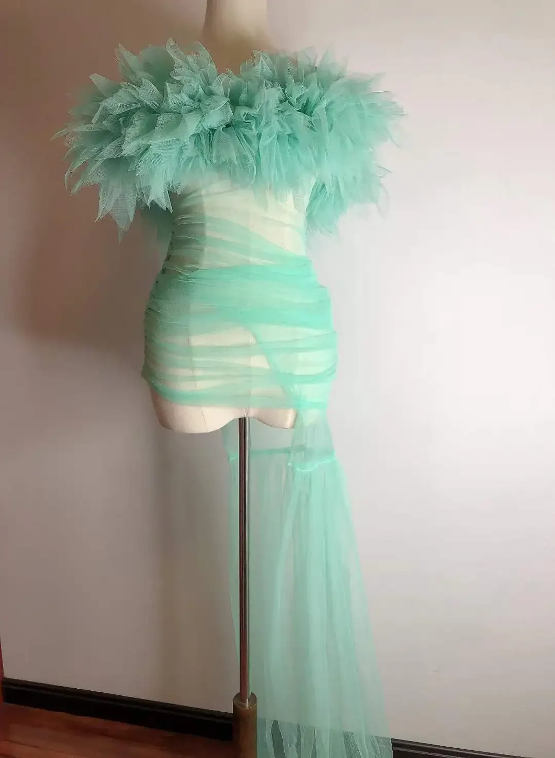 Mint Green See Through Women Mesh Dress With Gloves Sexy Ruffles Bodycon Long Tailing Singer Performance Costume Stage Wear
Mint Green See Through Women Mesh Dress With Gloves Sexy Ruffles Bodycon Long Tailing Singer Performance Costume Stage Wear