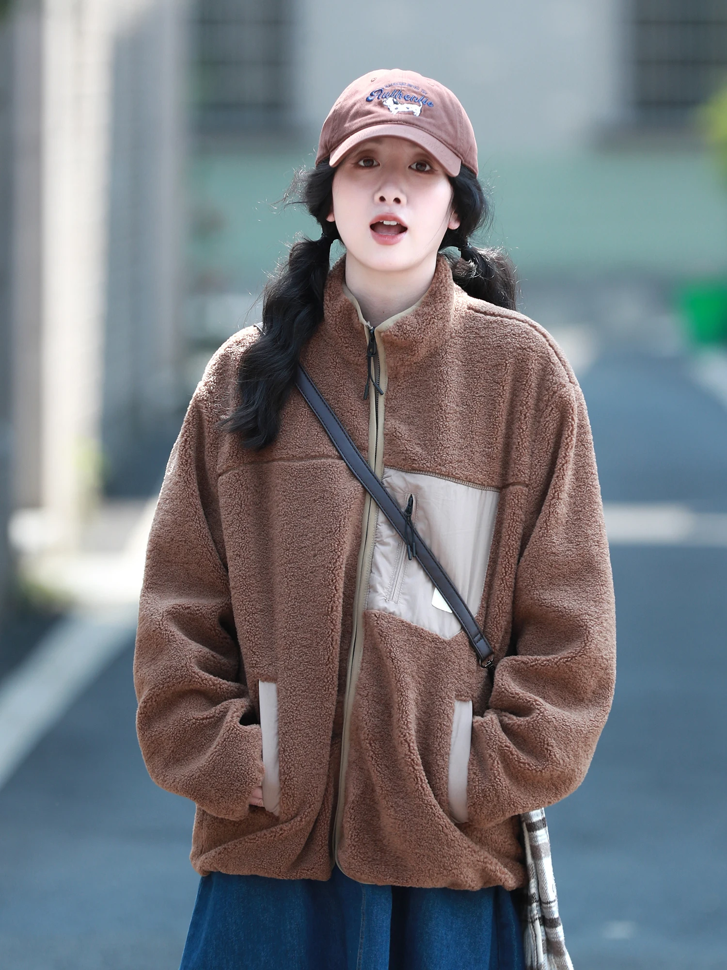 Retro Japanese Sle Women's Jaet Quilted Lamb Fur Collar Warm ort Coat Couples Contrast Color Thiened Polyester Fiber
Retro Japanese Sle Women's Jaet Quilted Lamb Fur Collar Warm ort Coat Couples Contrast Color Thiened Polyester Fiber