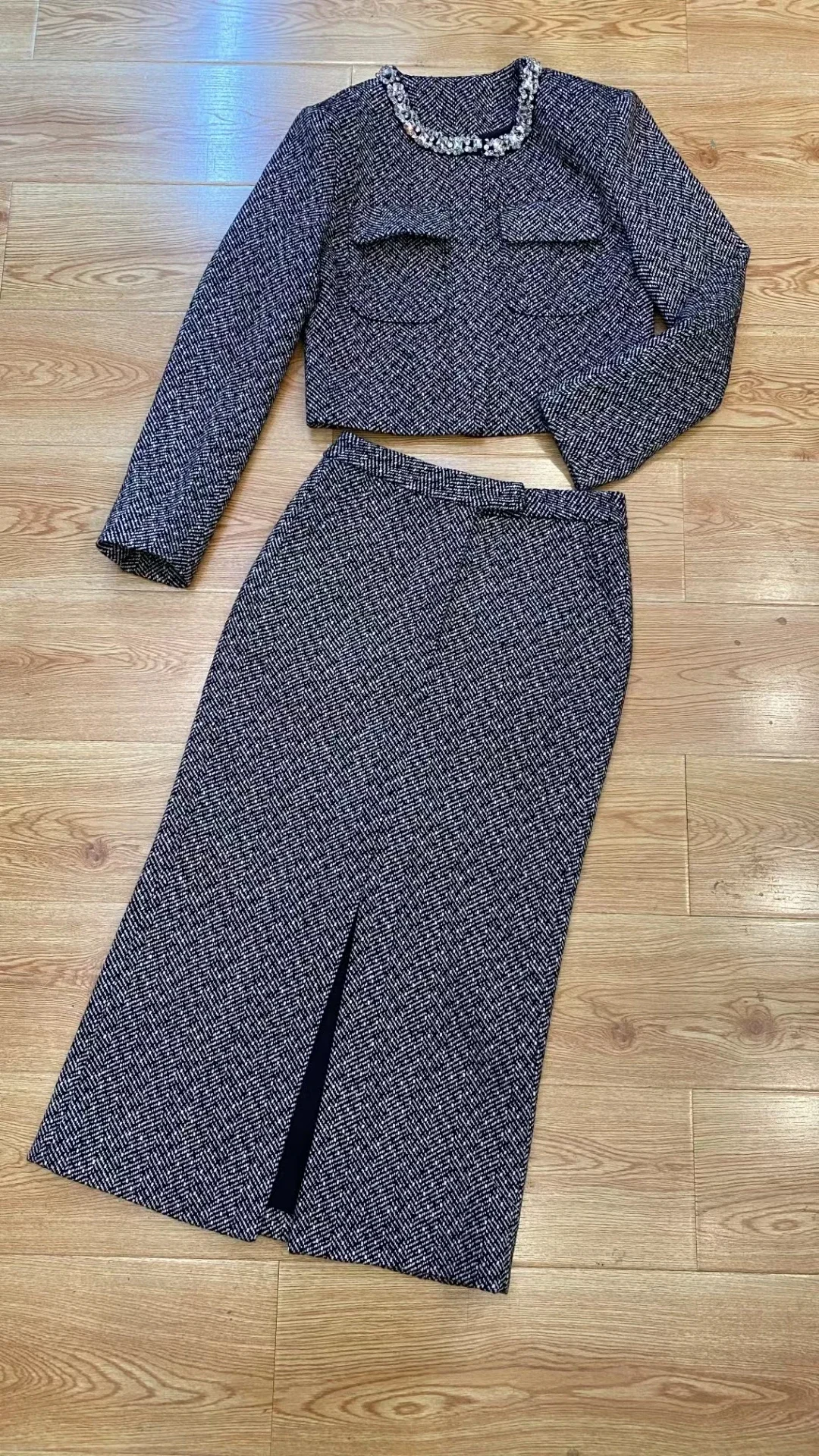 Diamond Decoration Women's Skirt Suit Herringbone Pattern O-Neck Long Sleeve Short Jacket and High Waist Slit Midi Jupe
Diamond Decoration Women's Skirt Suit Herringbone Pattern O-Neck Long Sleeve Short Jacket and High Waist Slit Midi Jupe