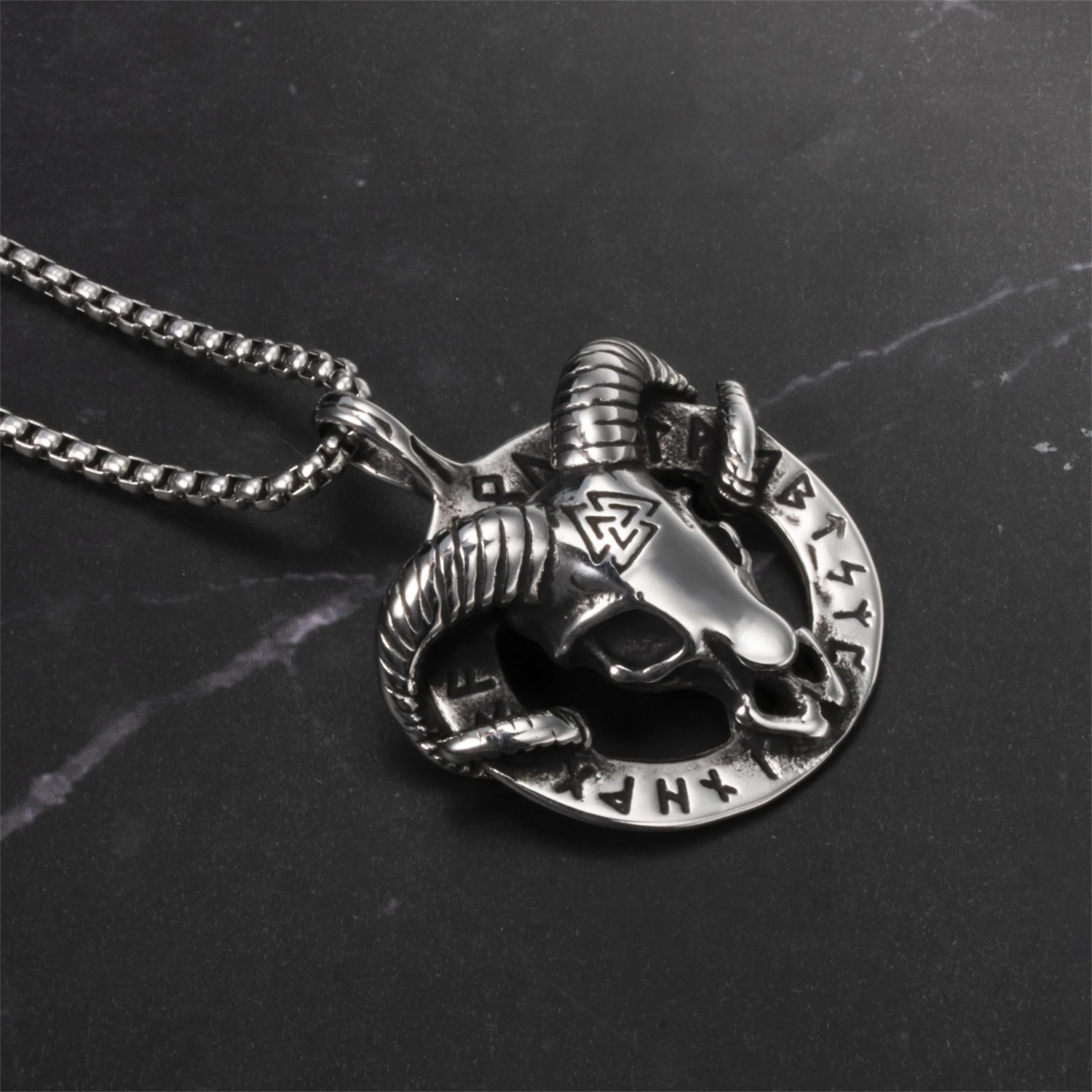 Men Viking Goat Necklaces Norse Valknut Odin's Runes Amulet Helm of Awe Vegvisir Pendant Stainless Steel Chain Jewelry
Men Viking Goat Necklaces Norse Valknut Odin's Runes Amulet Helm of Awe Vegvisir Pendant Stainless Steel Chain Jewelry
