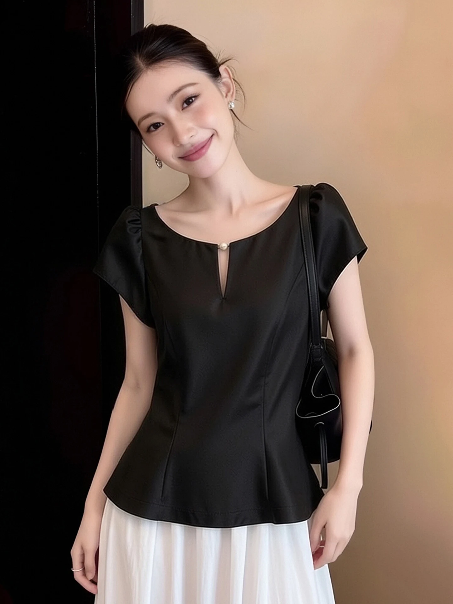 Black Waist-Cinching Short Sleeve Shirt Women's Fashion Casual Style V-Neck French Style Shirt Summer New Age-Defying Top
Black Waist-Cinching Short Sleeve Shirt Women's Fashion Casual Style V-Neck French Style Shirt Summer New Age-Defying Top