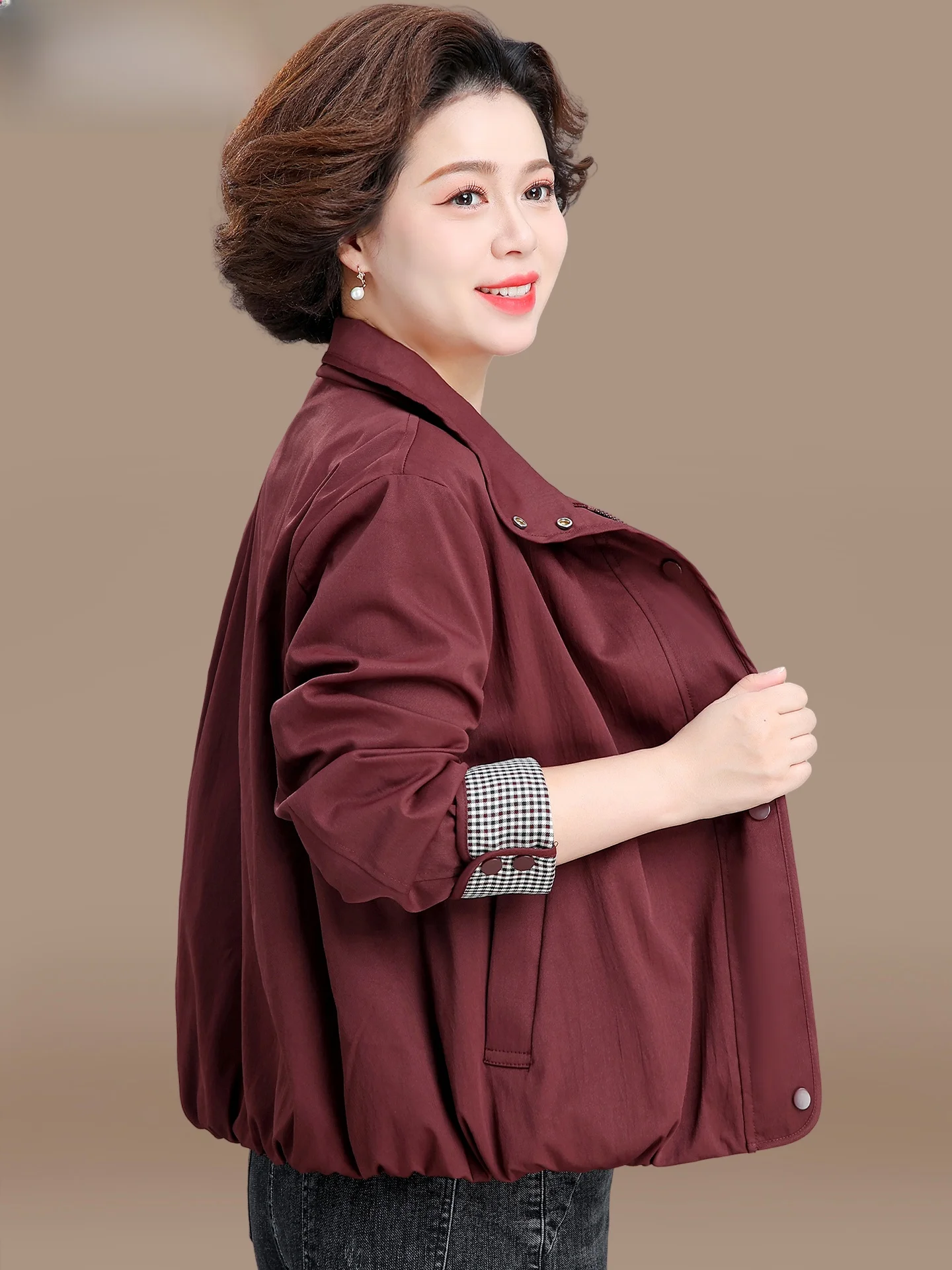 Модная короткая куртка для осени, повседневная верхняя одежда для женщин среднего возраста, на молнии, без капюшона, из полиэстера.
Модная короткая куртка для осени, повседневная верхняя одежда для женщин среднего возраста, на молнии, без капюшона, из полиэстера.