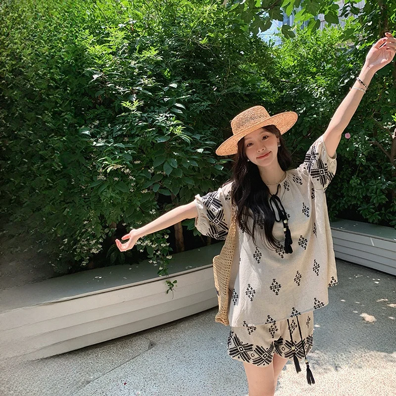 Bohemian Embroidered Linen Set V-neck Holiday Slimming Shorts Women's Fashion Summer Outfit High Waist Short Pants
Bohemian Embroidered Linen Set V-neck Holiday Slimming Shorts Women's Fashion Summer Outfit High Waist Short Pants