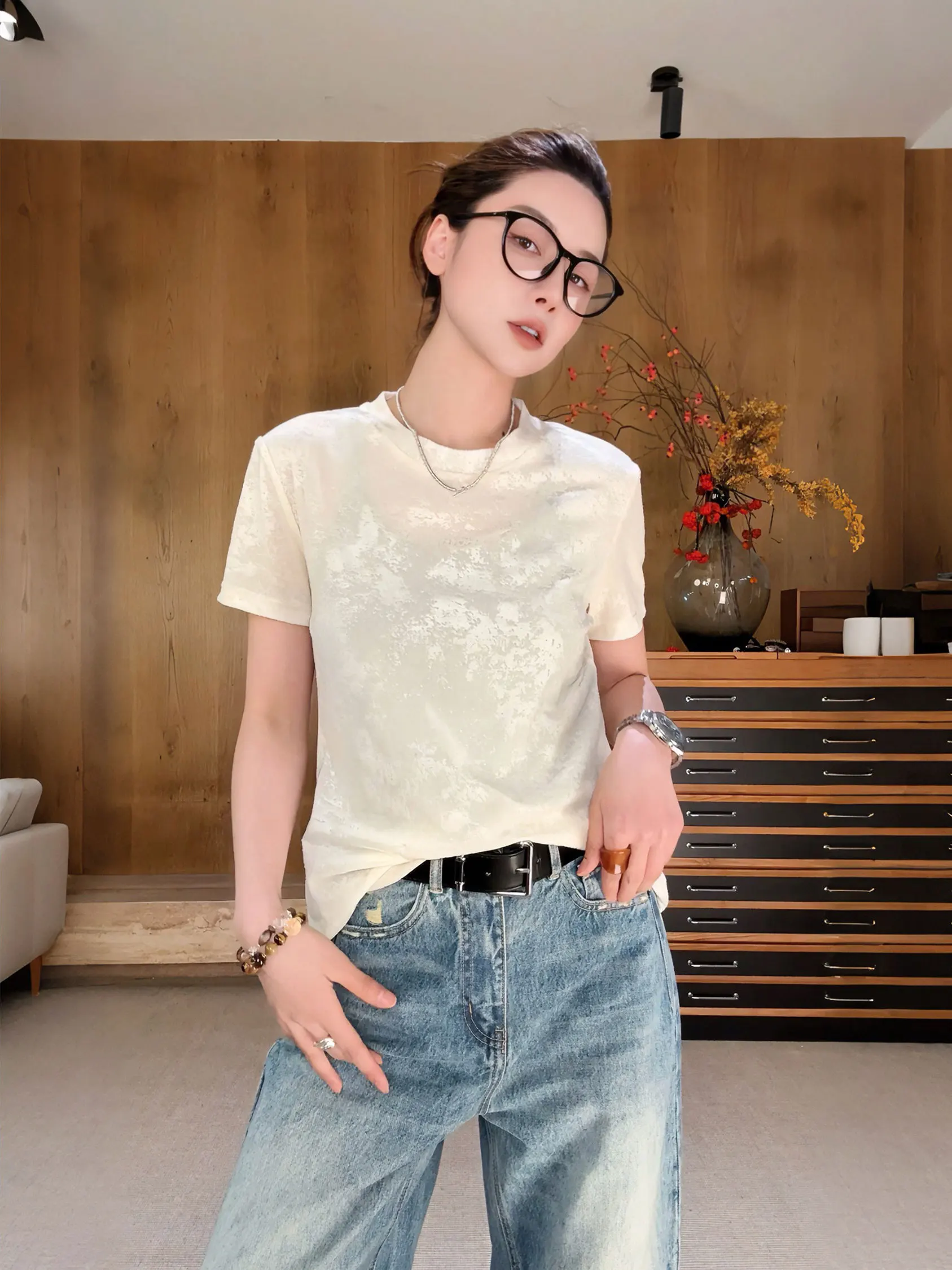 Moon Doesnt Eat Fish Embossed Lettering Pure Color Floral T-Shirt Short Sleeve Minimalist Style Women's round Neck Top
Moon Doesnt Eat Fish Embossed Lettering Pure Color Floral T-Shirt Short Sleeve Minimalist Style Women's round Neck Top