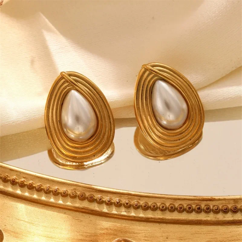 Vintage Drop-shaped Heart Earrings C-shaped Gold Color Titanium Steel Inlaid Pearl Stud Earrings for Women Light Luxury Jewelry
Vintage Drop-shaped Heart Earrings C-shaped Gold Color Titanium Steel Inlaid Pearl Stud Earrings for Women Light Luxury Jewelry