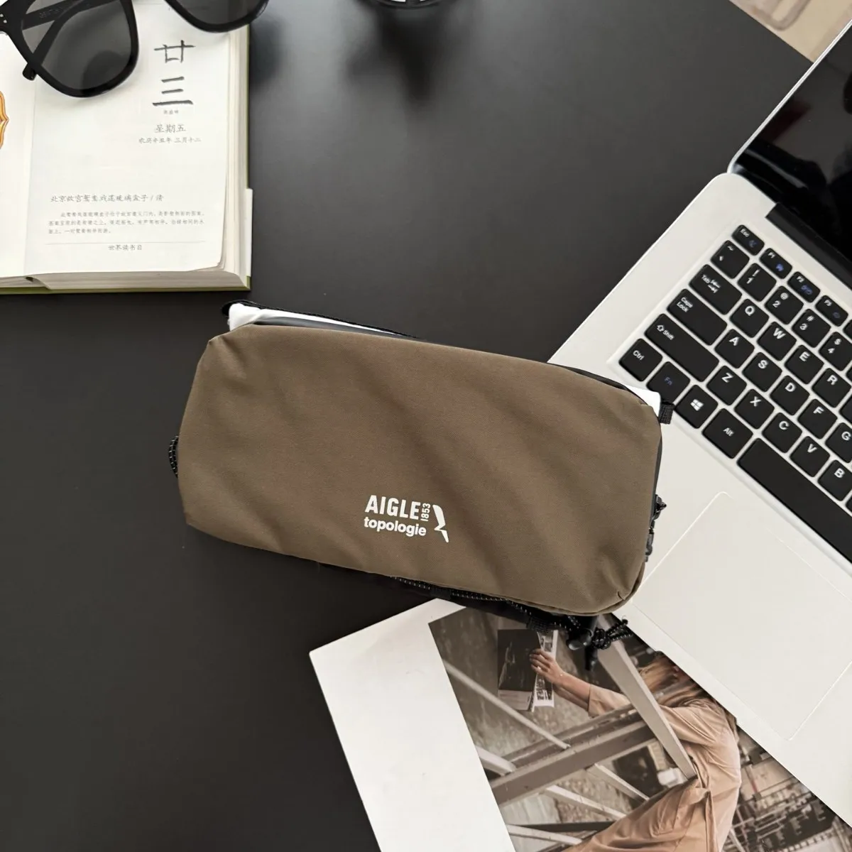 Topologie New Luxury Bags Top Joint Waterproof Light Kettle Bag 3 Colors with Woven Rope Crossbody Bag
Topologie New Luxury Bags Top Joint Waterproof Light Kettle Bag 3 Colors with Woven Rope Crossbody Bag