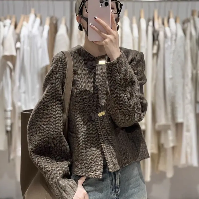 2024 Elegant Women's Autumn Winter New Woolen Short Jacket Female Long Sleeve Button Coats Ladies Loose Casual Outerwear R724
2024 Elegant Women's Autumn Winter New Woolen Short Jacket Female Long Sleeve Button Coats Ladies Loose Casual Outerwear R724