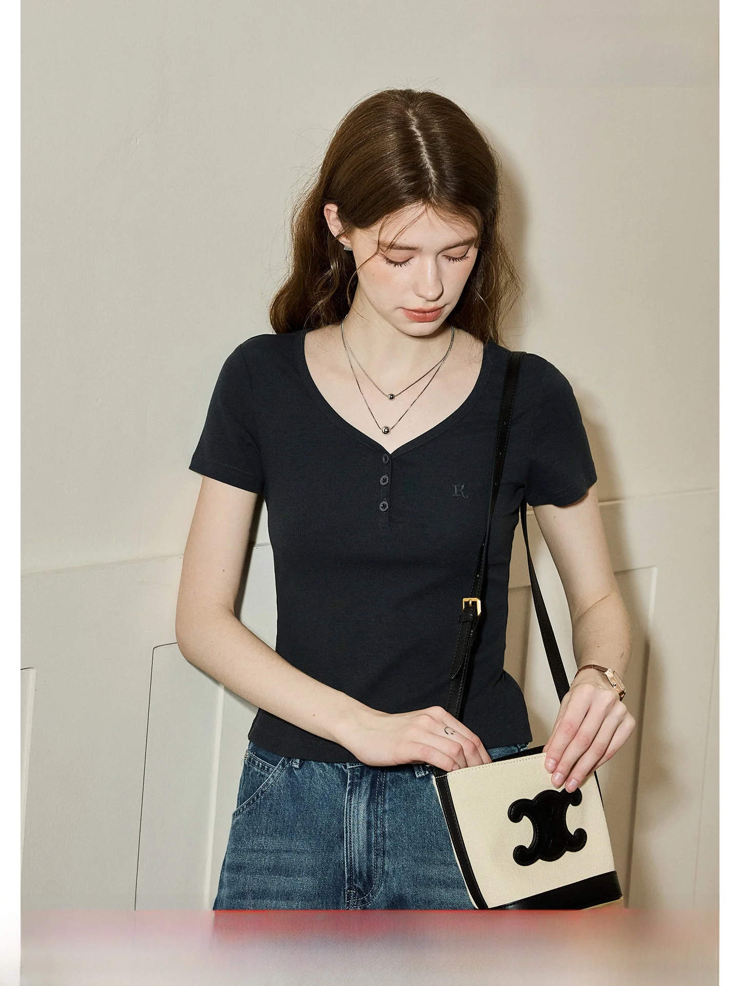 KUHNMARVIN Summer New Women's Short Sleeve T-Shirt Embroidered V-Neck Slim Fit Casual Knitted Top Shoulder-Length Design
KUHNMARVIN Summer New Women's Short Sleeve T-Shirt Embroidered V-Neck Slim Fit Casual Knitted Top Shoulder-Length Design