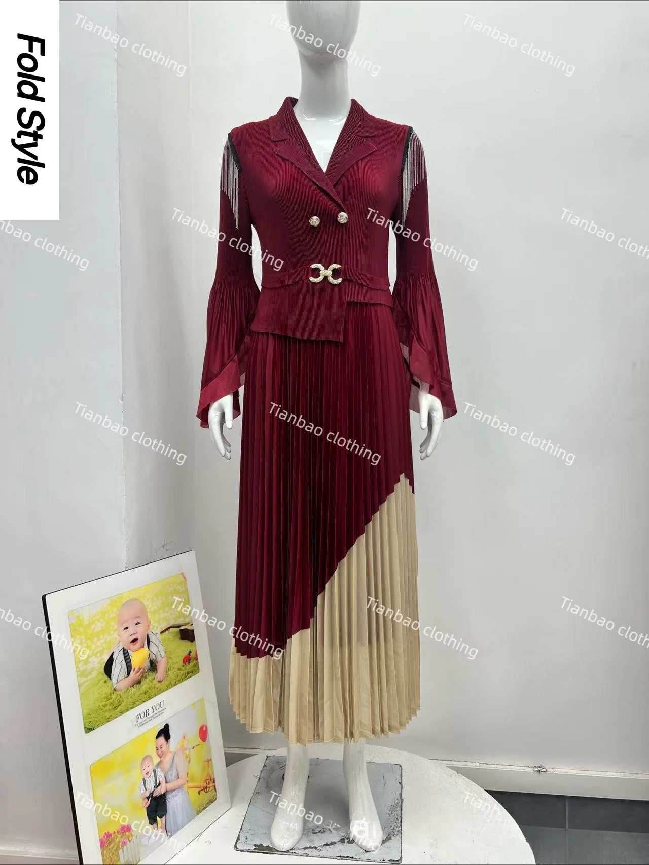 Miyake Pleated Suit Collar Wholesale New Dress 2025 Color Matching Belt Thin Temperament Loose Women's Dress
Miyake Pleated Suit Collar Wholesale New Dress 2025 Color Matching Belt Thin Temperament Loose Women's Dress