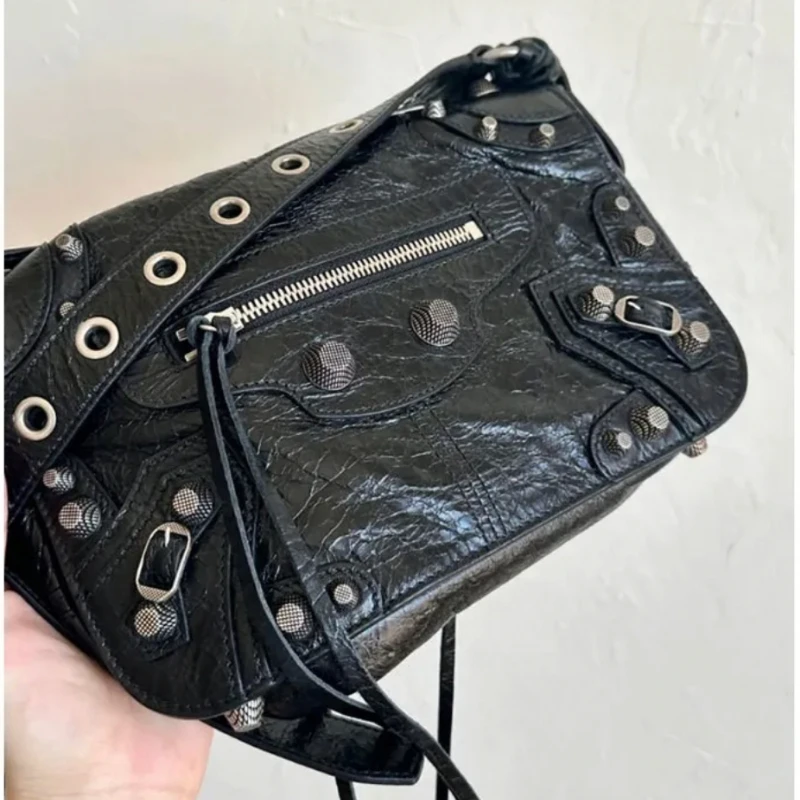 2026 Spring Motorcycle Style Women's Crossbody Handbag Oil Wax Leather Rivet Detail Soft Square Shape Zipper Closure
2026 Spring Motorcycle Style Women's Crossbody Handbag Oil Wax Leather Rivet Detail Soft Square Shape Zipper Closure