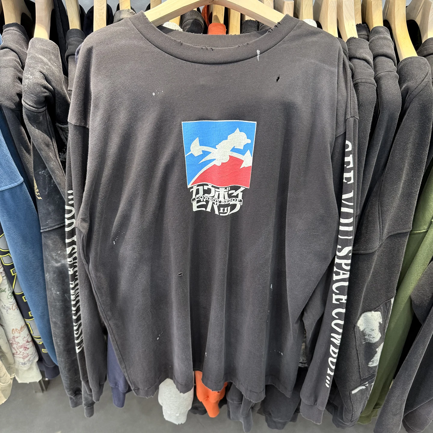 Высококачественная футболка SAINT Long Sleeve с винтажным принтом в стиле ковбоя и аниме для мужчин и женщин, модная повседневная футболка
Высококачественная футболка SAINT Long Sleeve с винтажным принтом в стиле ковбоя и аниме для мужчин и женщин, модная повседневная футболка