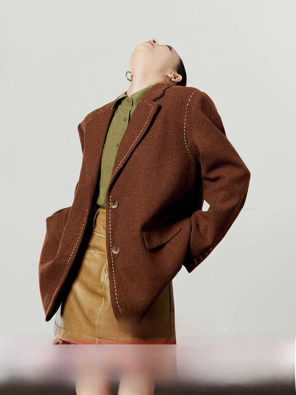 Шикарное шерстяное пальто цвета хаки для женщин, новинка осени 2025, универсальное, удобное для повседневной носки, из костюмной ткани, длинное пальто от Zhou Li Wu
Шикарное шерстяное пальто цвета хаки для женщин, новинка осени 2025, универсальное, удобное для повседневной носки, из костюмной ткани, длинное пальто от Zhou Li Wu