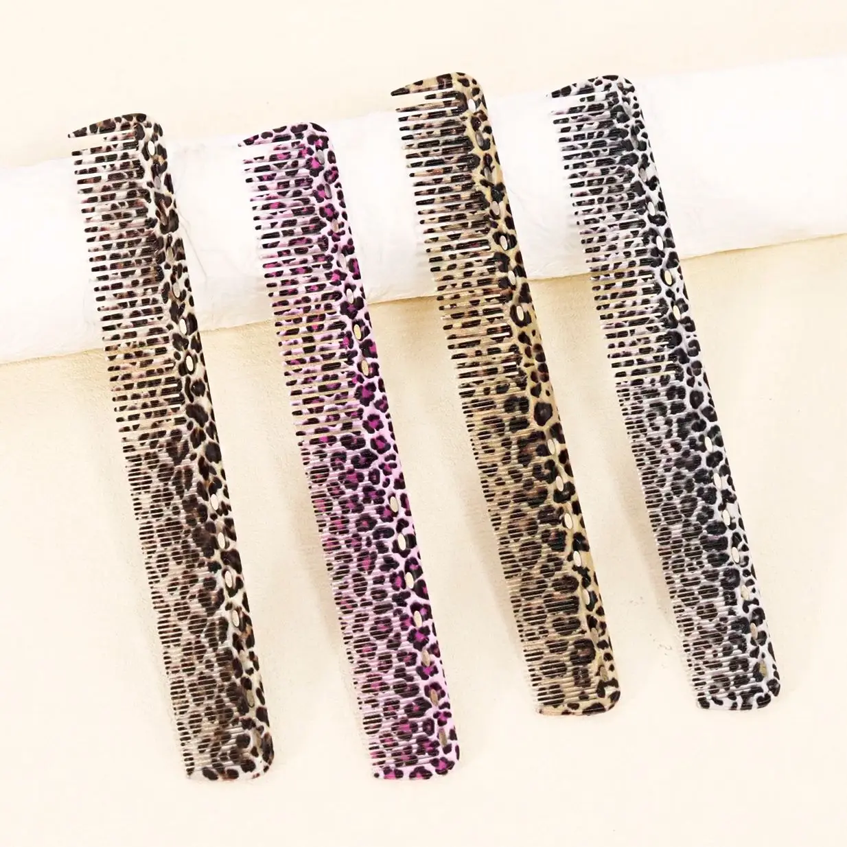 1pc Color printed leopard print double-sided dense toothed comb, hair salon comb, durable plastic Special for real hair wigs
1pc Color printed leopard print double-sided dense toothed comb, hair salon comb, durable plastic Special for real hair wigs