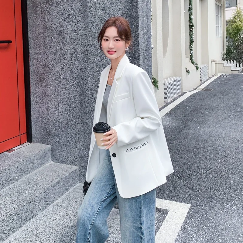 SuperAen 2026 Spring and Autumn New Korean Style Bright Line Decoration Design Pocket Comfortable White Loose Suit Jacket Tops
SuperAen 2026 Spring and Autumn New Korean Style Bright Line Decoration Design Pocket Comfortable White Loose Suit Jacket Tops
