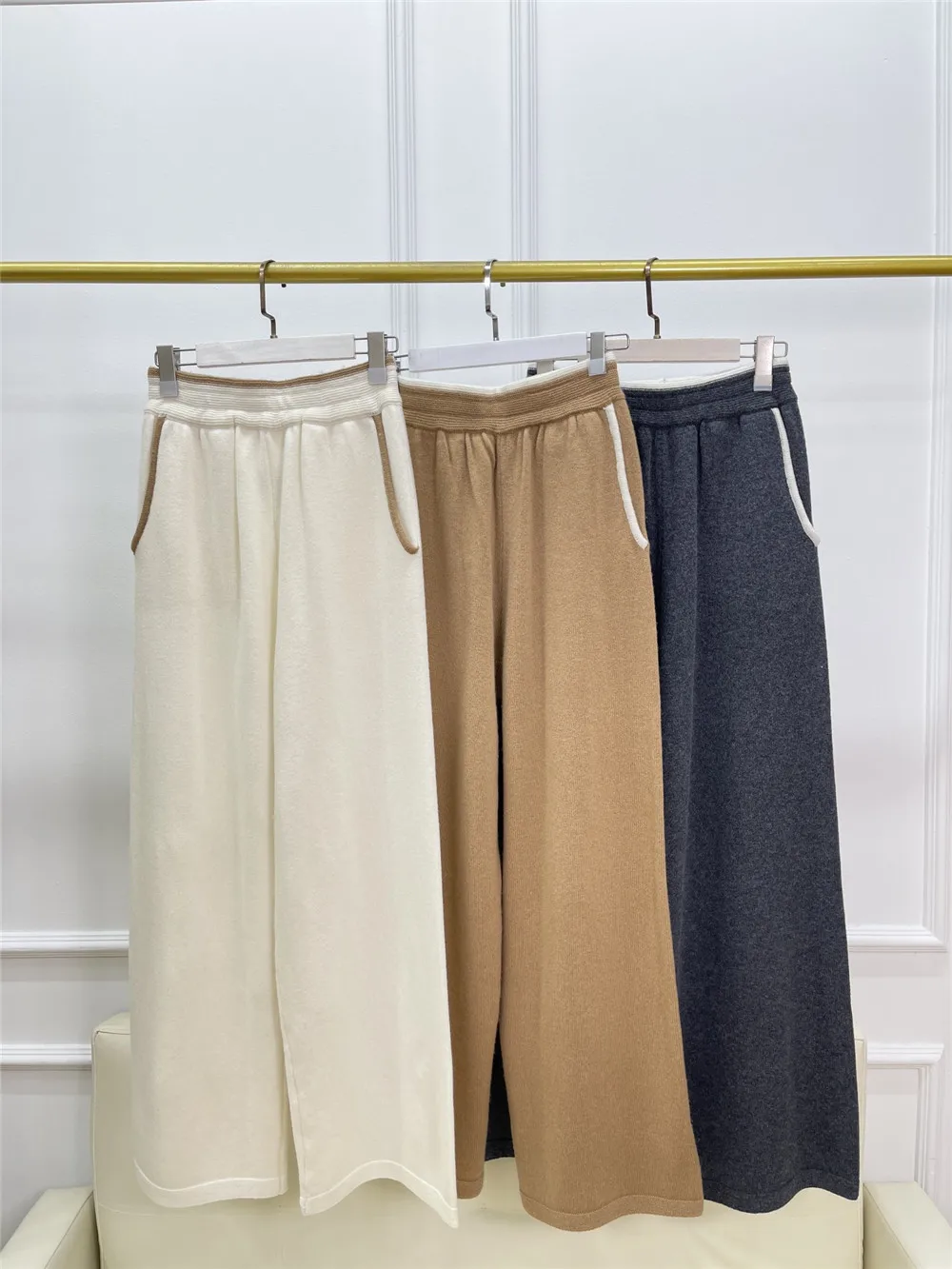 Women's Cashmere Pants Contrast Elastic Waist Casual Straight Knitted Trousers Autumn Winter New
Women's Cashmere Pants Contrast Elastic Waist Casual Straight Knitted Trousers Autumn Winter New