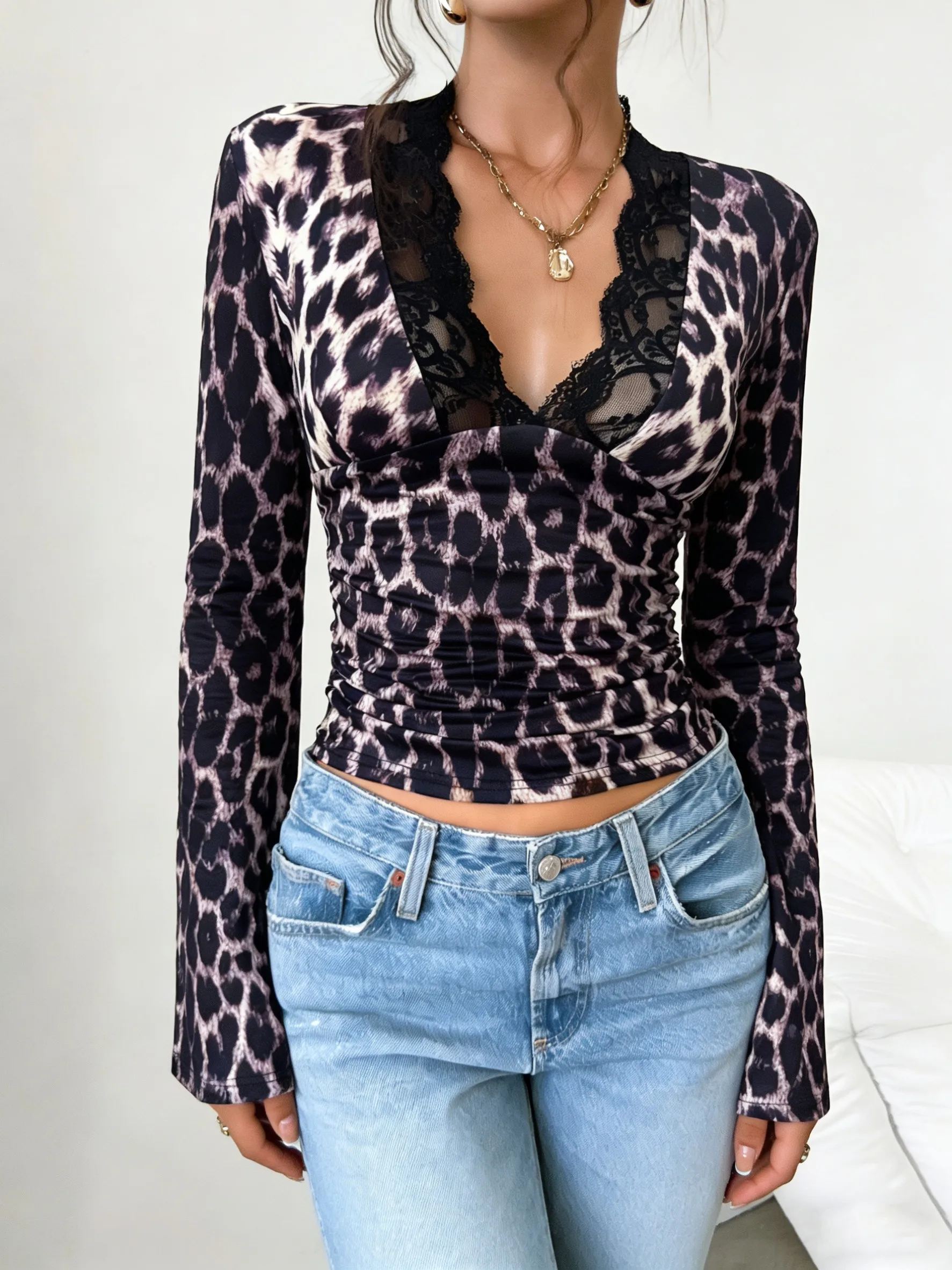 Women's lace V-neck flared sleeve leopard print comfortable T-shirt
Women's lace V-neck flared sleeve leopard print comfortable T-shirt