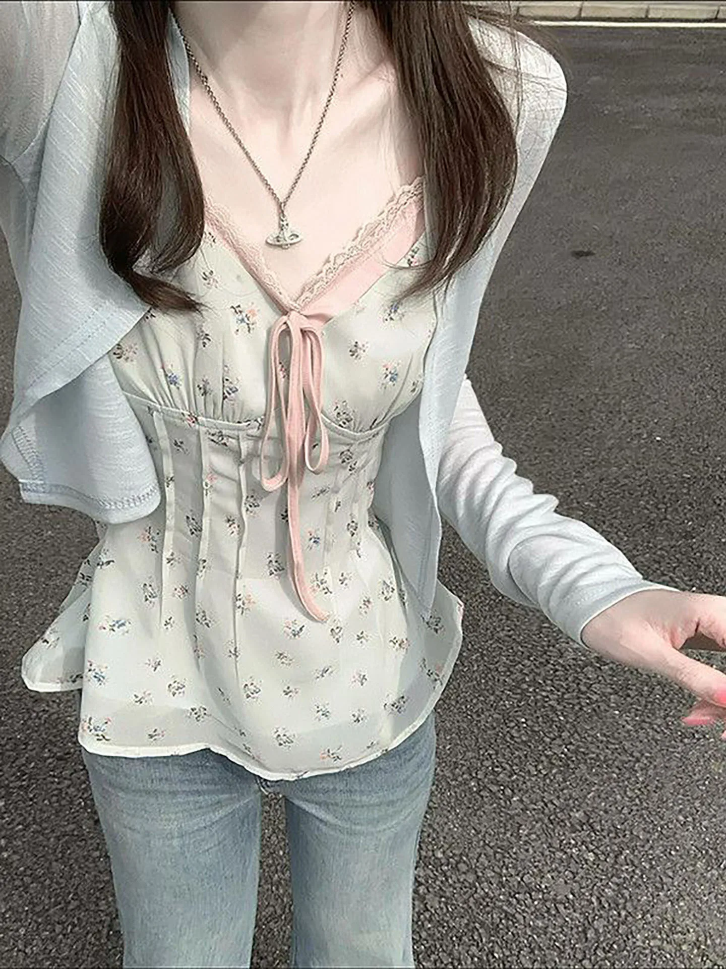 Summer Floral Lace Halter Top And Blue Sun Protection Cardigan Two-Piece Set Gentle Soft Style Casual Fashion Women's Ensemble
Summer Floral Lace Halter Top And Blue Sun Protection Cardigan Two-Piece Set Gentle Soft Style Casual Fashion Women's Ensemble