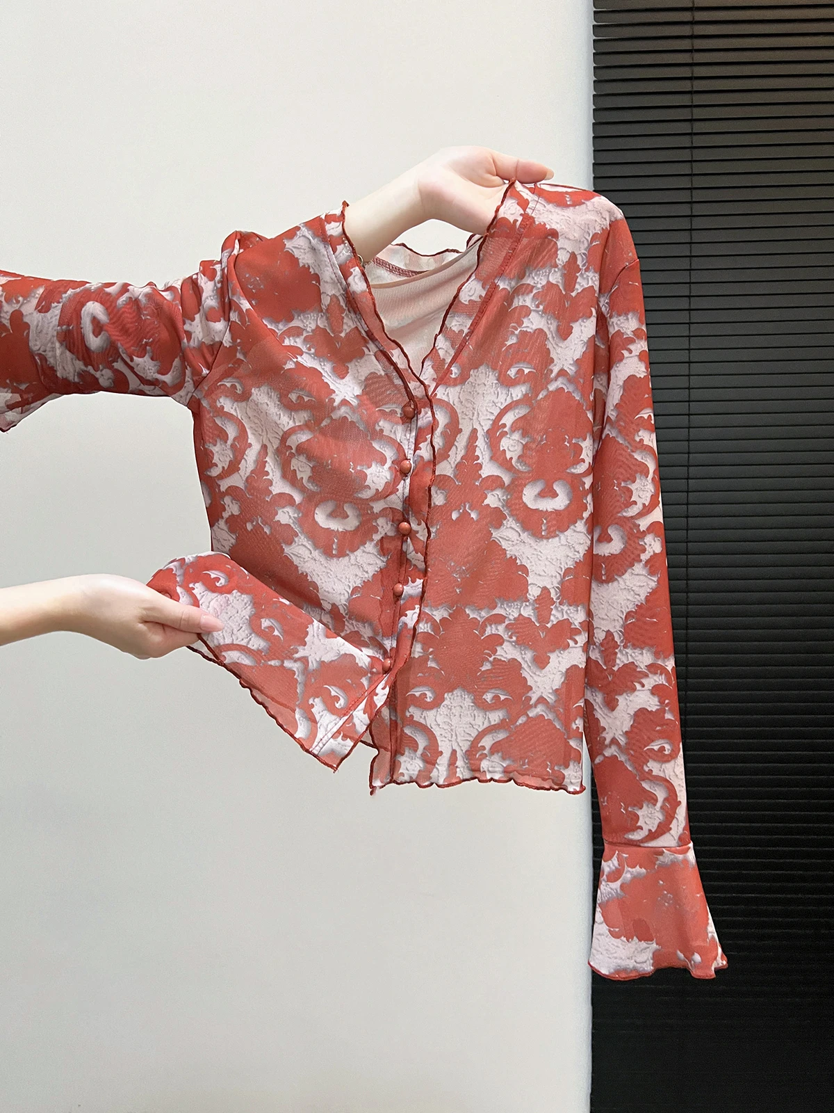 Retro Red Pattern V-Neck Mesh Sun Protection Cardigan Women's Summer Fashionable Bell Sleeve Top Korean Style Straight Cut
Retro Red Pattern V-Neck Mesh Sun Protection Cardigan Women's Summer Fashionable Bell Sleeve Top Korean Style Straight Cut
