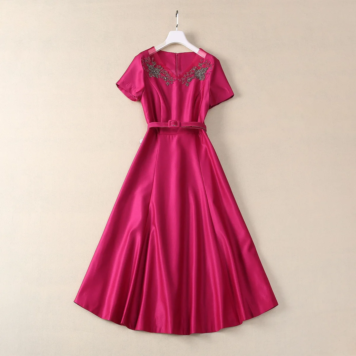 Europe and the United States women's 2024 summer new Beaded V-neck Short-sleeved belt fashion Pleated dress XXXL
Europe and the United States women's 2024 summer new Beaded V-neck Short-sleeved belt fashion Pleated dress XXXL