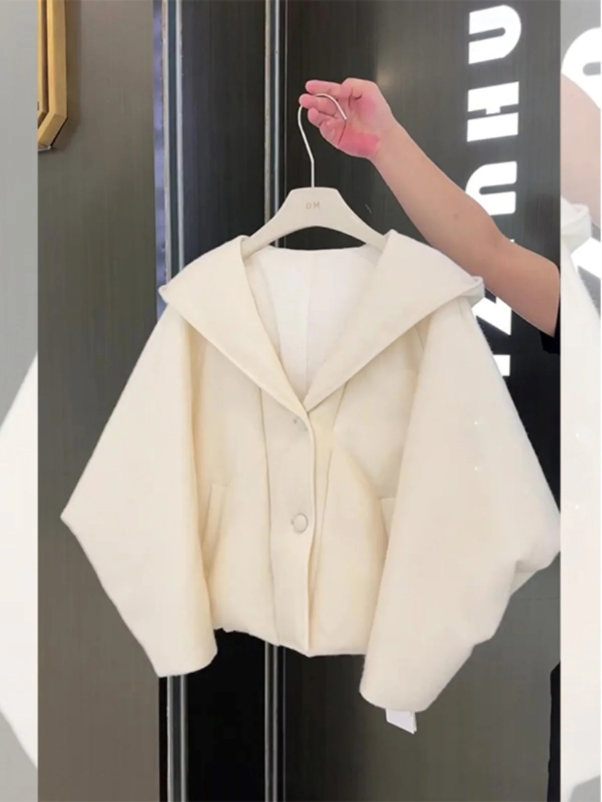 White Hooded Thickened Cotton Jacket Women's Winter Warm Outerwear Stylish Commute Korean Style Straight Cut Long Sleeve
White Hooded Thickened Cotton Jacket Women's Winter Warm Outerwear Stylish Commute Korean Style Straight Cut Long Sleeve