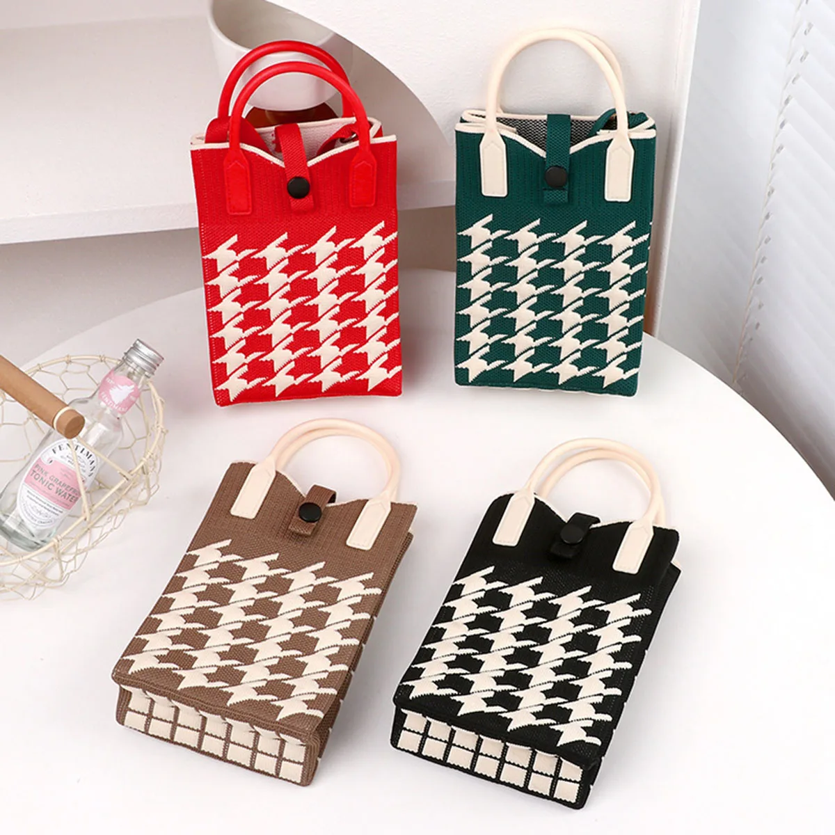 Knitted Crossbody Phone Bag Fashion Casual Small Shoulder Bag with Adjustable Strap
Knitted Crossbody Phone Bag Fashion Casual Small Shoulder Bag with Adjustable Strap