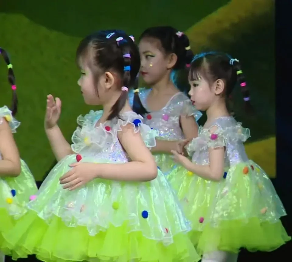 Children's performance costumes, fluffy gauze skirts, cute young children, princess dance costumes, sequin choir, I love eating
Children's performance costumes, fluffy gauze skirts, cute young children, princess dance costumes, sequin choir, I love eating