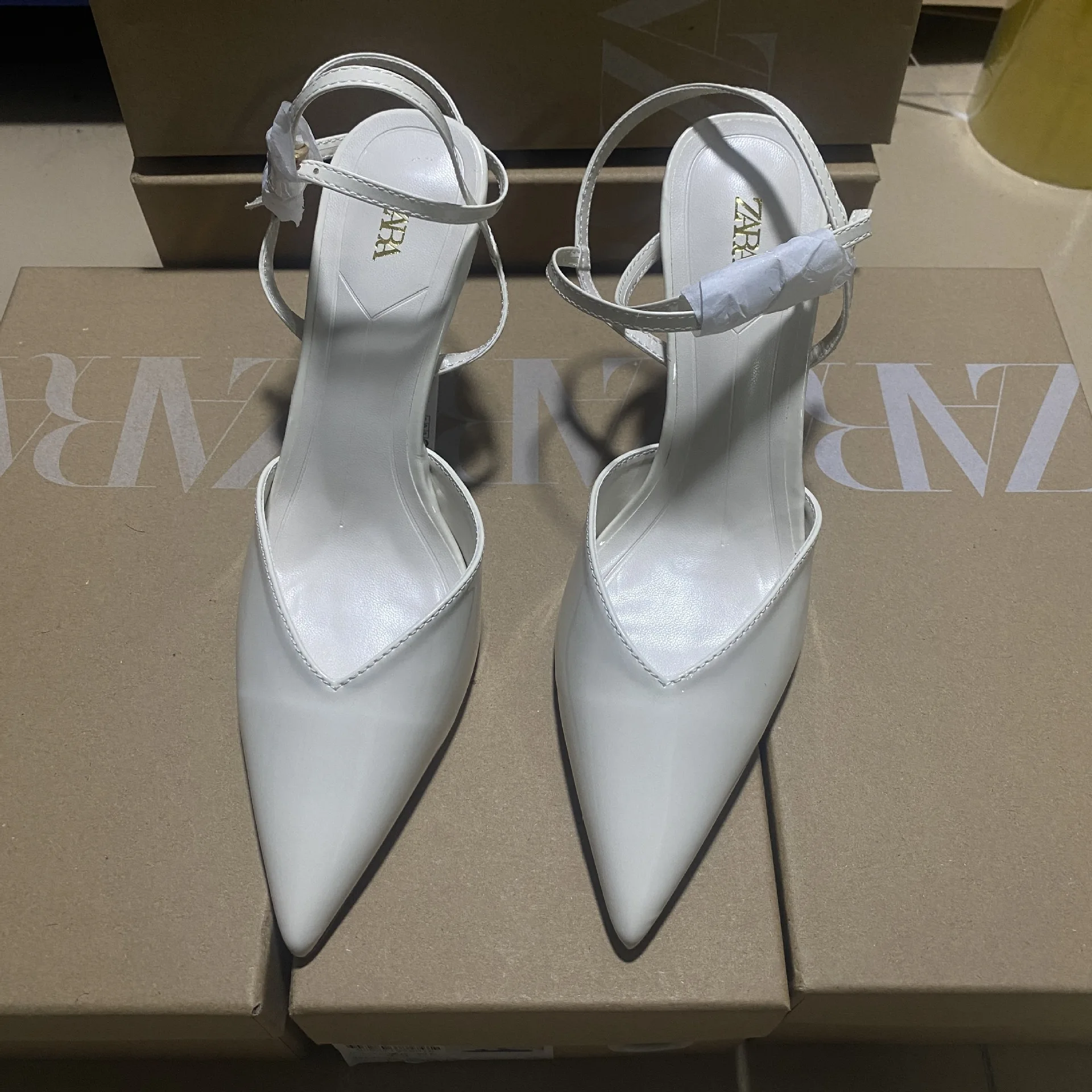 Bloomsteps Women's Soft Leather Sandals2025 Summer Closed Toe Mid Heel Curved Heel Open Back Single Shoes French Style Versatile
Bloomsteps Women's Soft Leather Sandals2025 Summer Closed Toe Mid Heel Curved Heel Open Back Single Shoes French Style Versatile