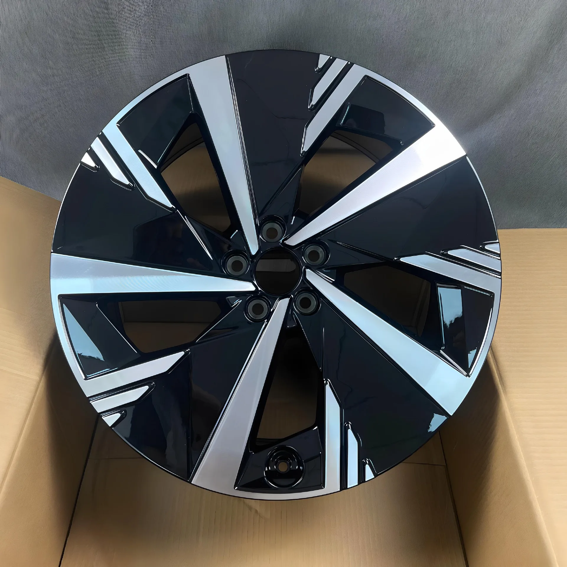 Applicable to:Suitable for 20-inch Geely Boyue L wheels, new replacement type of original matching aluminum alloy wheels
Applicable to:Suitable for 20-inch Geely Boyue L wheels, new replacement type of original matching aluminum alloy wheels