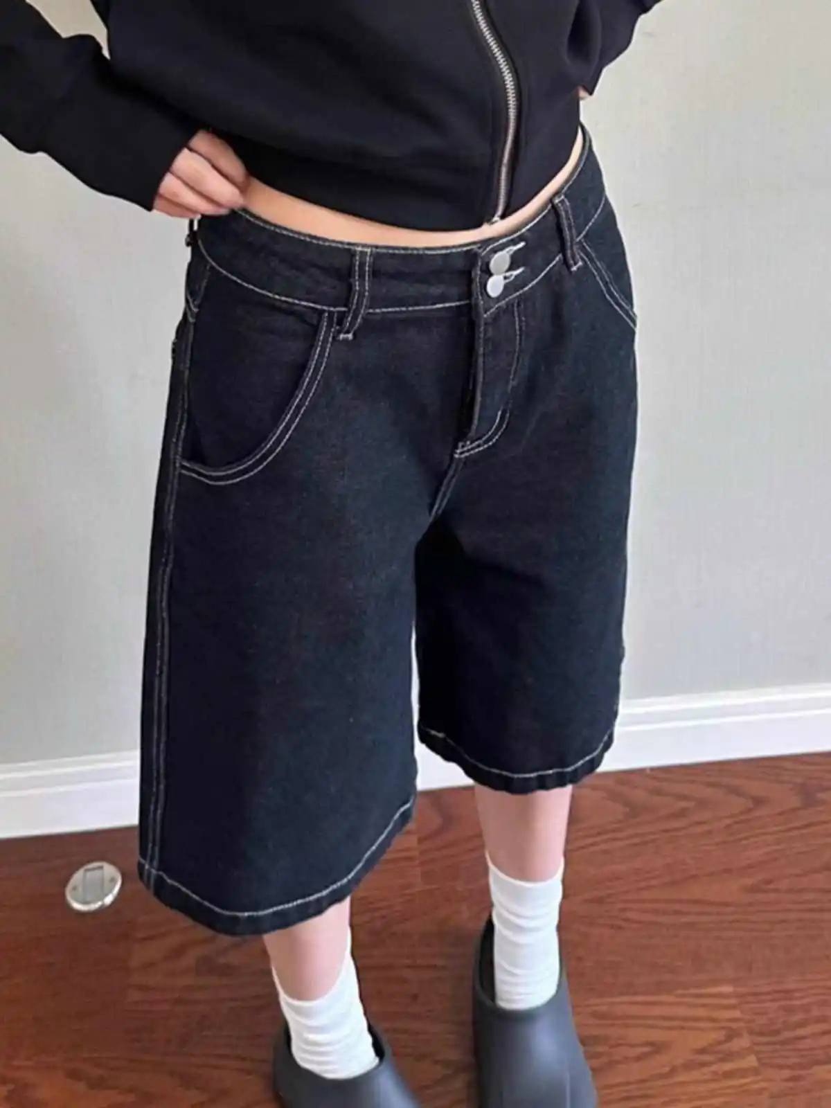 Fashion Harajuku Vintage High Waist 2000S Black Denim Shorts Women's Casual Loose Fit Y2K Punk Streetwear Style Baggy Shorts
Fashion Harajuku Vintage High Waist 2000S Black Denim Shorts Women's Casual Loose Fit Y2K Punk Streetwear Style Baggy Shorts