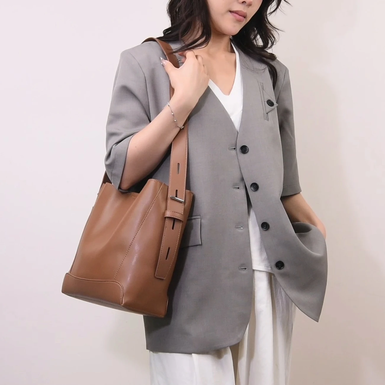 women's shoulder bag genuine leather brown Adjustable shoulder strap Stitching decoration design Daily commute bucket tote bag
women's shoulder bag genuine leather brown Adjustable shoulder strap Stitching decoration design Daily commute bucket tote bag