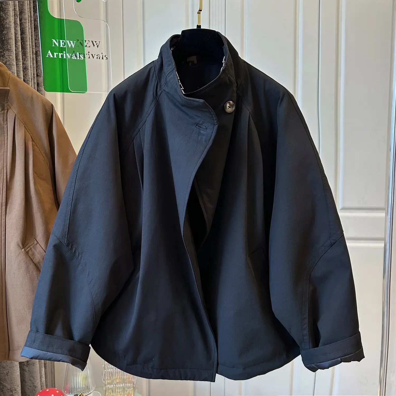 2024 Spring and Autumn New Fashion Standing Collar Women's Windbreaker Coat Retro Casual Top
2024 Spring and Autumn New Fashion Standing Collar Women's Windbreaker Coat Retro Casual Top