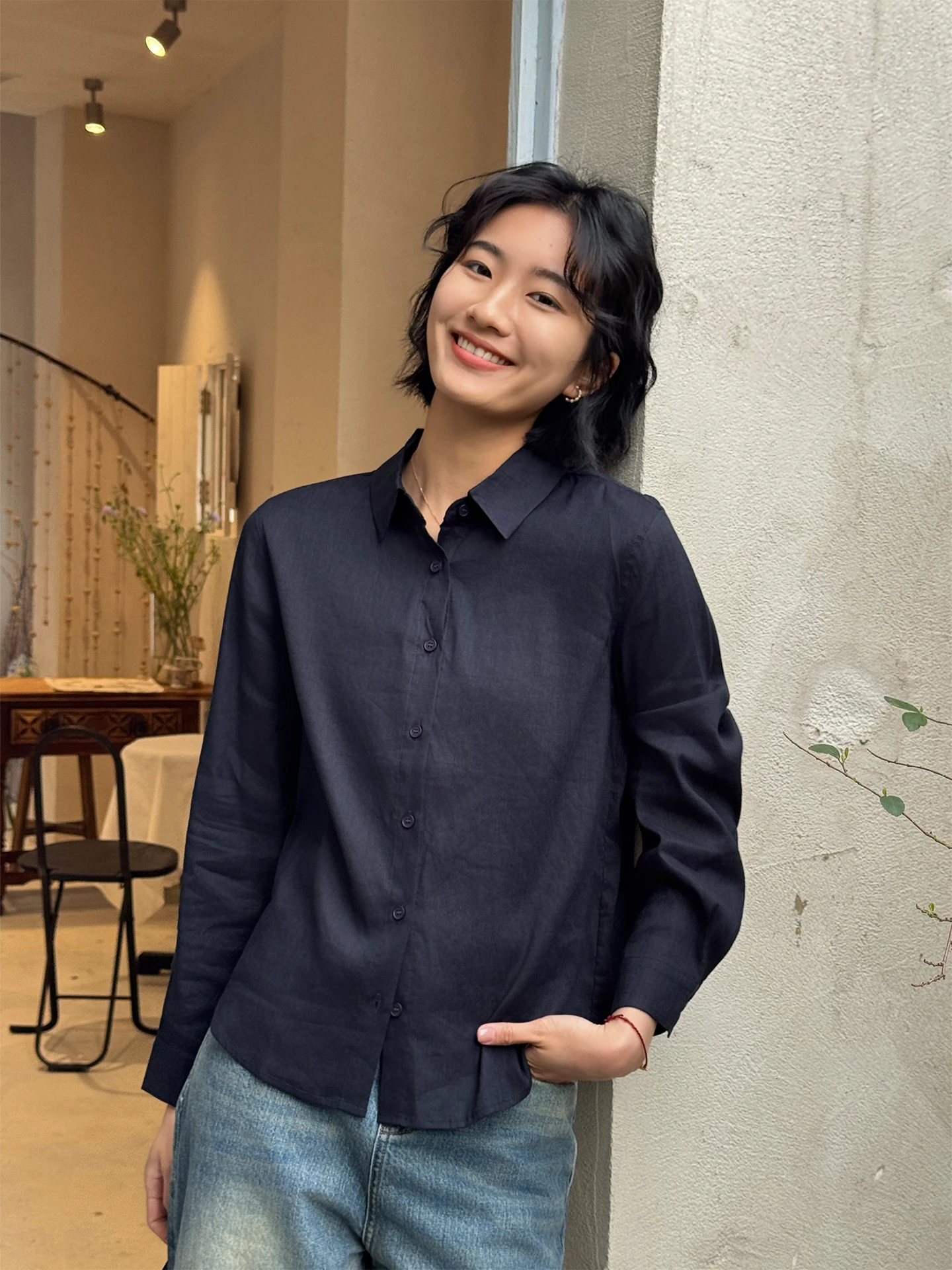 Comfortable Casual Linen Shirt Women's Loose Fit Turn-down Collar Double-color Simple Design New Summer Style by Zhou Xiaoya
Comfortable Casual Linen Shirt Women's Loose Fit Turn-down Collar Double-color Simple Design New Summer Style by Zhou Xiaoya