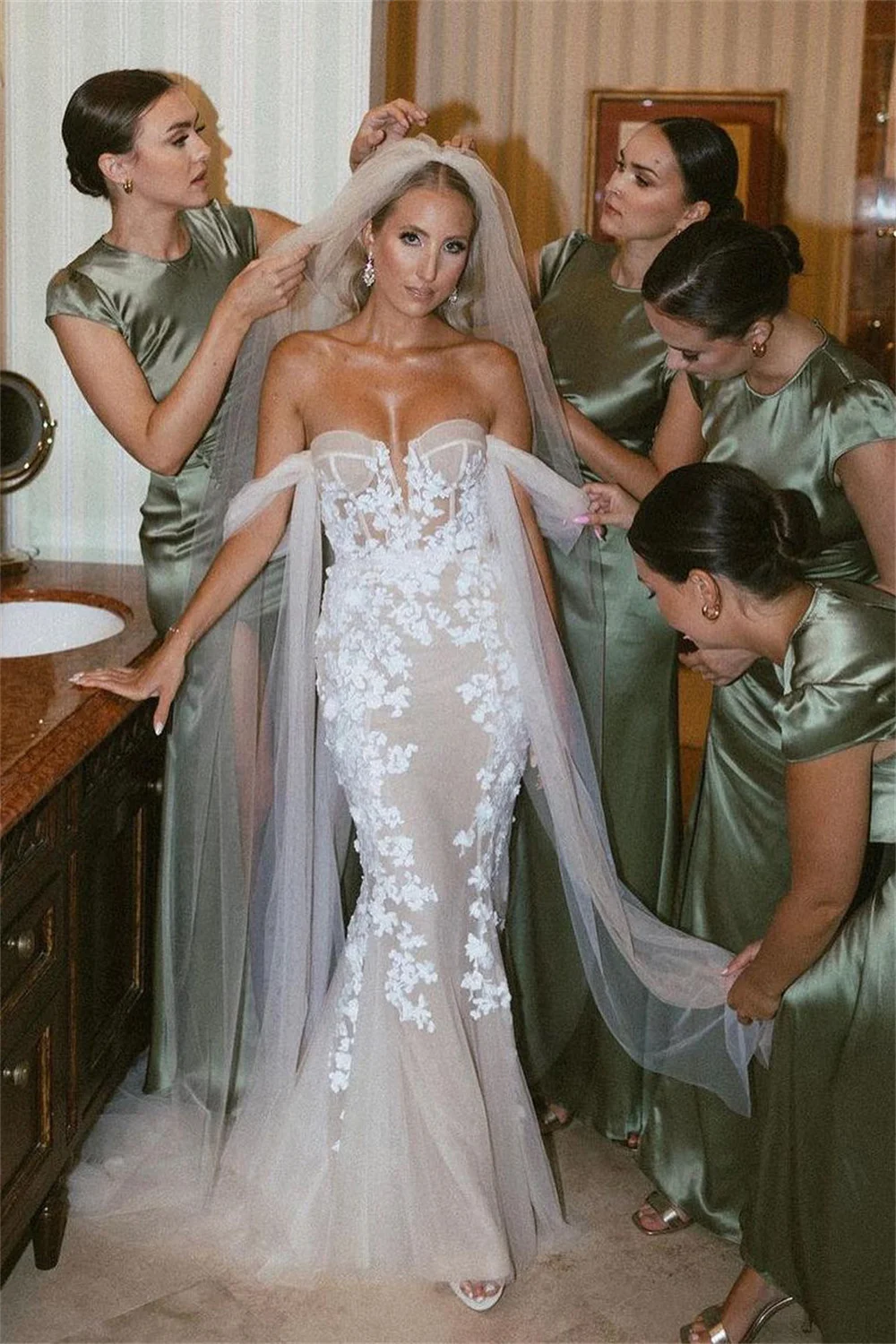 Tulle Off the Shoulder Ribbons Mermaid Wedding Dresses Vintage Sweetheart Appliques Sequins Marriage Brides Gowns Customized
Tulle Off the Shoulder Ribbons Mermaid Wedding Dresses Vintage Sweetheart Appliques Sequins Marriage Brides Gowns Customized