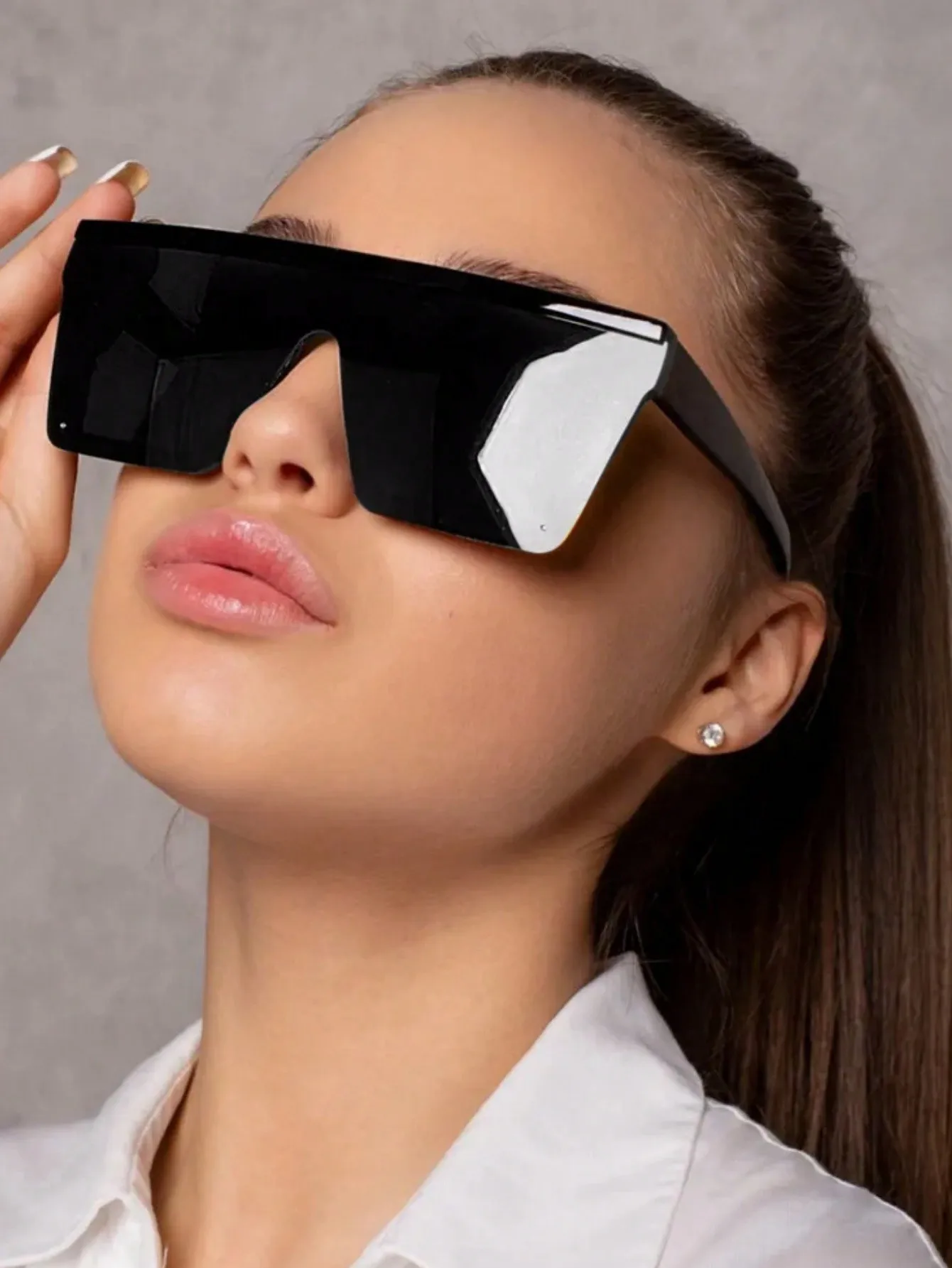 Women's Oversized Shield-Style Fashion Sunglasses with Geometric Cutout Design
Women's Oversized Shield-Style Fashion Sunglasses with Geometric Cutout Design