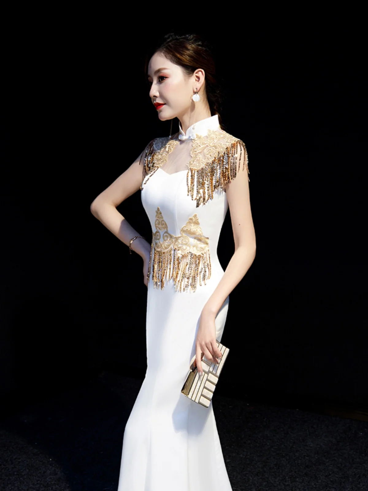 Ele Long Evening Gown in White with Fi Tail Modin for Faion ow Performance Host by Model T Purple Destiny
Ele Long Evening Gown in White with Fi Tail Modin for Faion ow Performance Host by Model T Purple Destiny