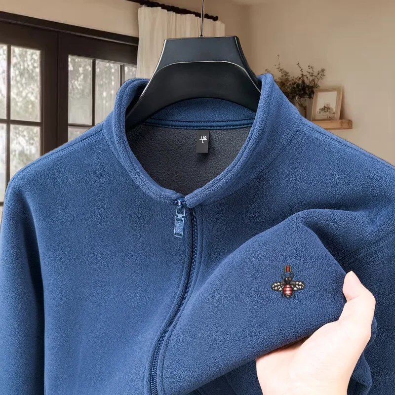 Высококачественный роскошный осенне-зимний новый бархатный теплый кардиган на молнии, мужское модное брендовое удобное пальто с вышивкой Little Bee
Высококачественный роскошный осенне-зимний новый бархатный теплый кардиган на молнии, мужское модное брендовое удобное пальто с вышивкой Little Bee