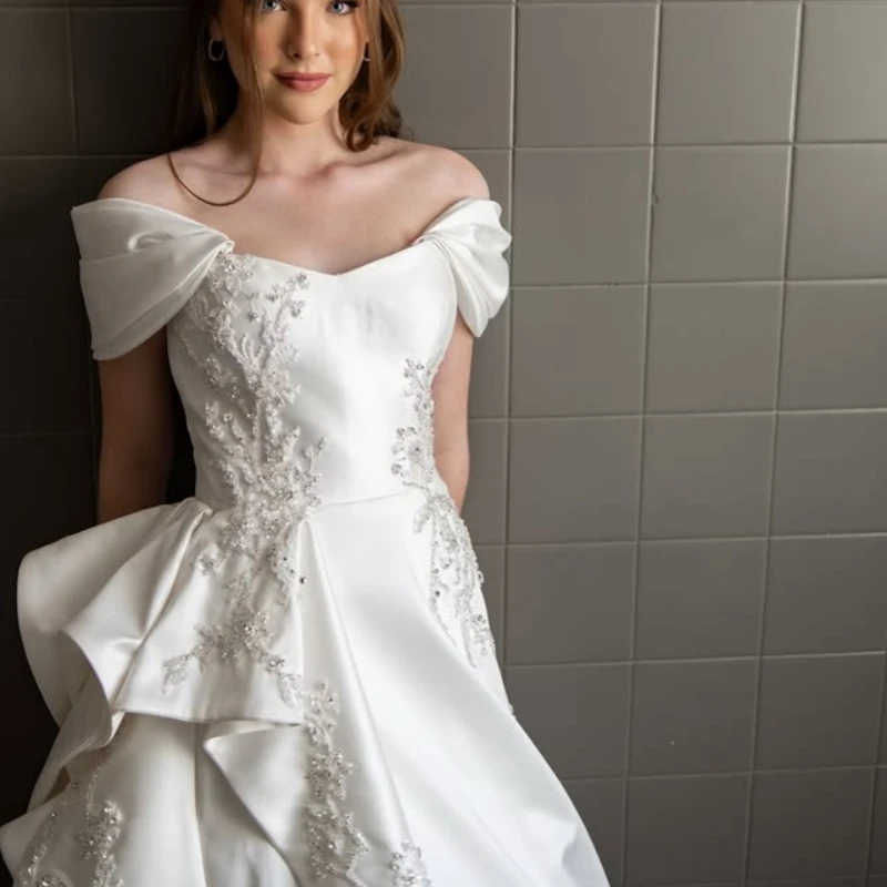 Customized satin ivory Ball Gown Royal Wedding Dresses flower Lace applique Long tail Made Robe De
Customized satin ivory Ball Gown Royal Wedding Dresses flower Lace applique Long tail Made Robe De