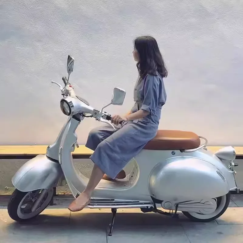 The latest new energy battery Classic vintage 1500w 45km/h speed electric scooter model EEC/COC Electric Motorcycle Scooter
The latest new energy battery Classic vintage 1500w 45km/h speed electric scooter model EEC/COC Electric Motorcycle Scooter