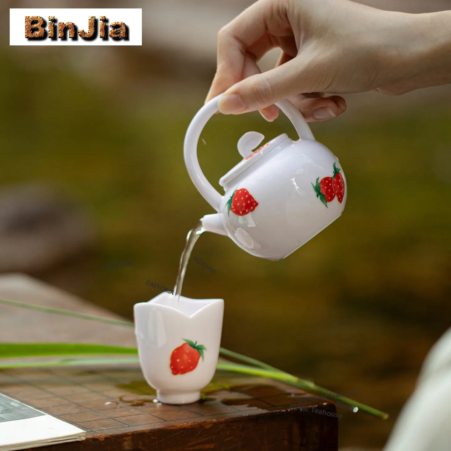 130ml Hand-painted Strawberry Teapot Elegant Tea Infuser Pot Tea Making Kettle With Filter Puer Teaware Accessories Decoration
130ml Hand-painted Strawberry Teapot Elegant Tea Infuser Pot Tea Making Kettle With Filter Puer Teaware Accessories Decoration