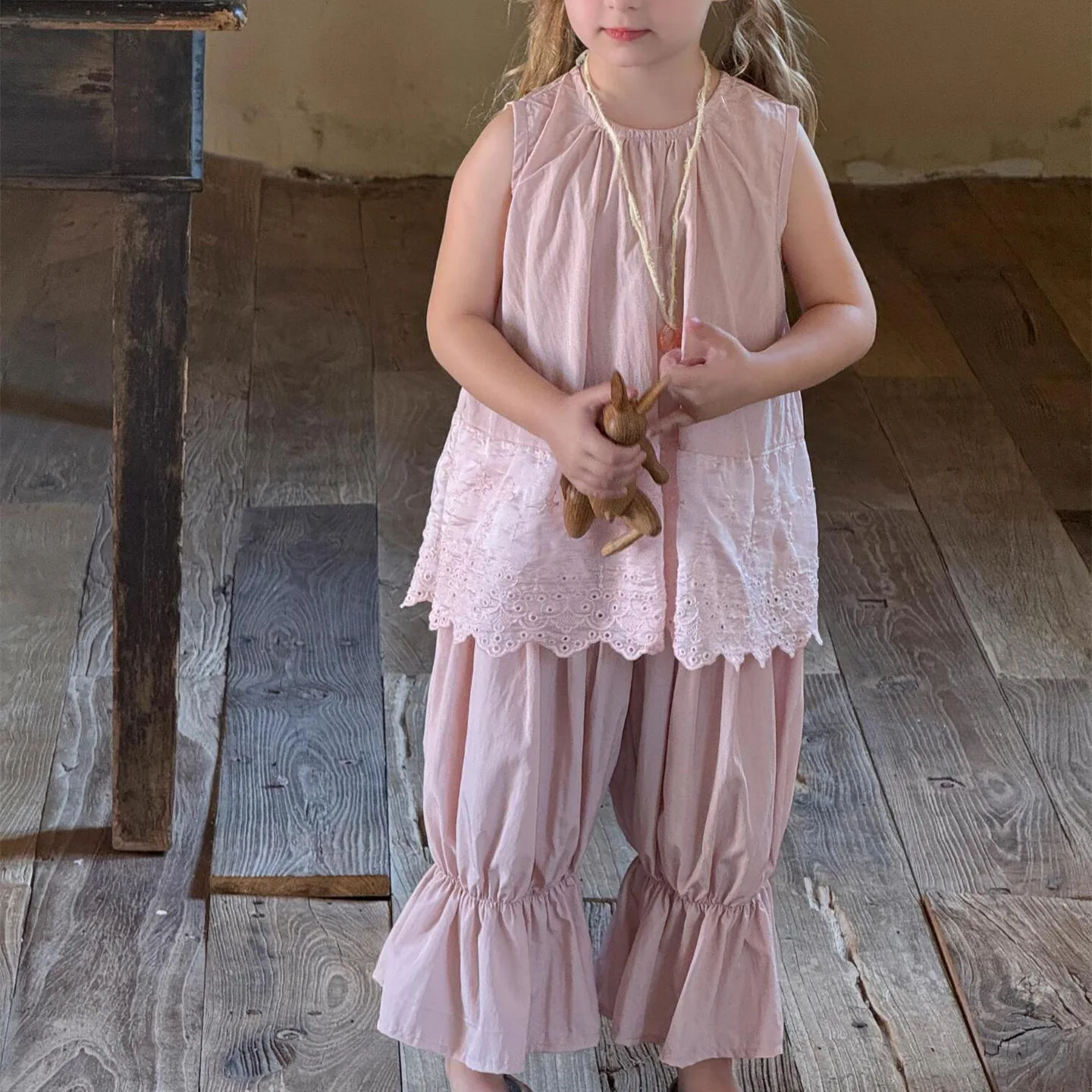 Girls Suit 2025 Summer New Childrens Clothes Korean Style Baby Girls Tencel Sleeveless Vest with Foot Pants Two-piece Set
Girls Suit 2025 Summer New Childrens Clothes Korean Style Baby Girls Tencel Sleeveless Vest with Foot Pants Two-piece Set