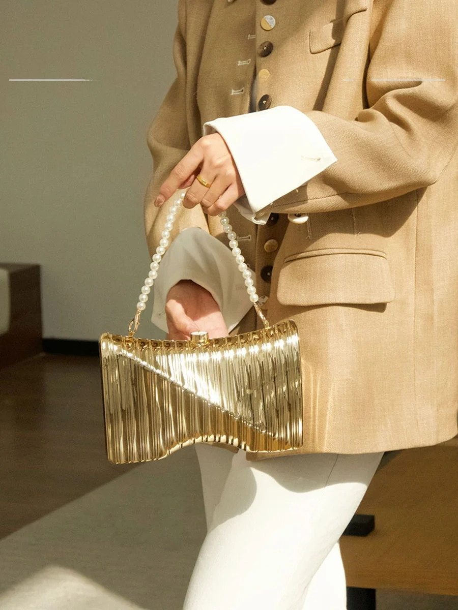 Ugals Fairy Metal Acrylic Saddle Box Elegant Pearl Underarm Crossbody Bag for Women Luxury Rectangular Handbag with Single Strap
Ugals Fairy Metal Acrylic Saddle Box Elegant Pearl Underarm Crossbody Bag for Women Luxury Rectangular Handbag with Single Strap